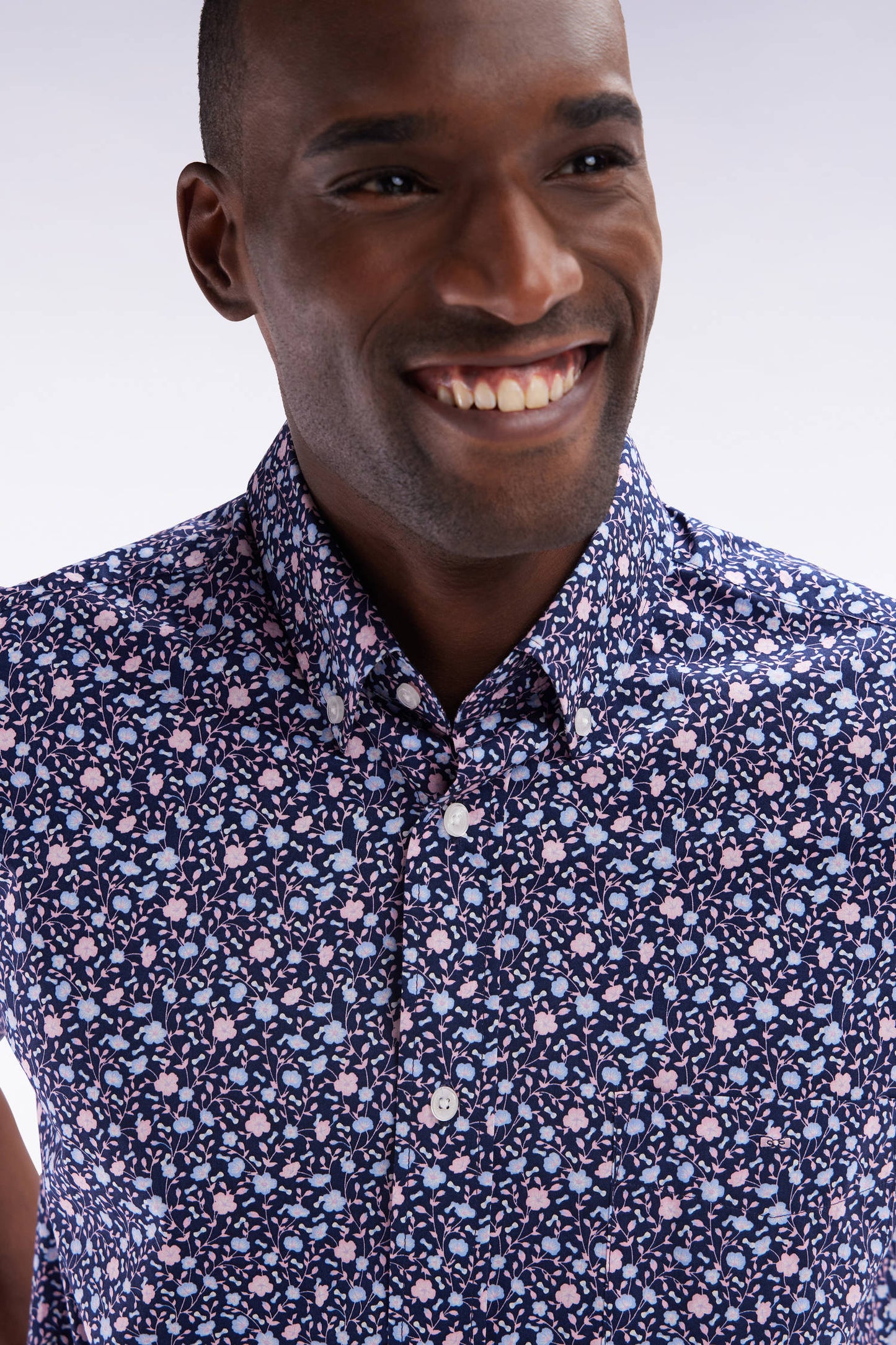 Straight short-sleeved navy shirt in cotton poplin with pink floral print