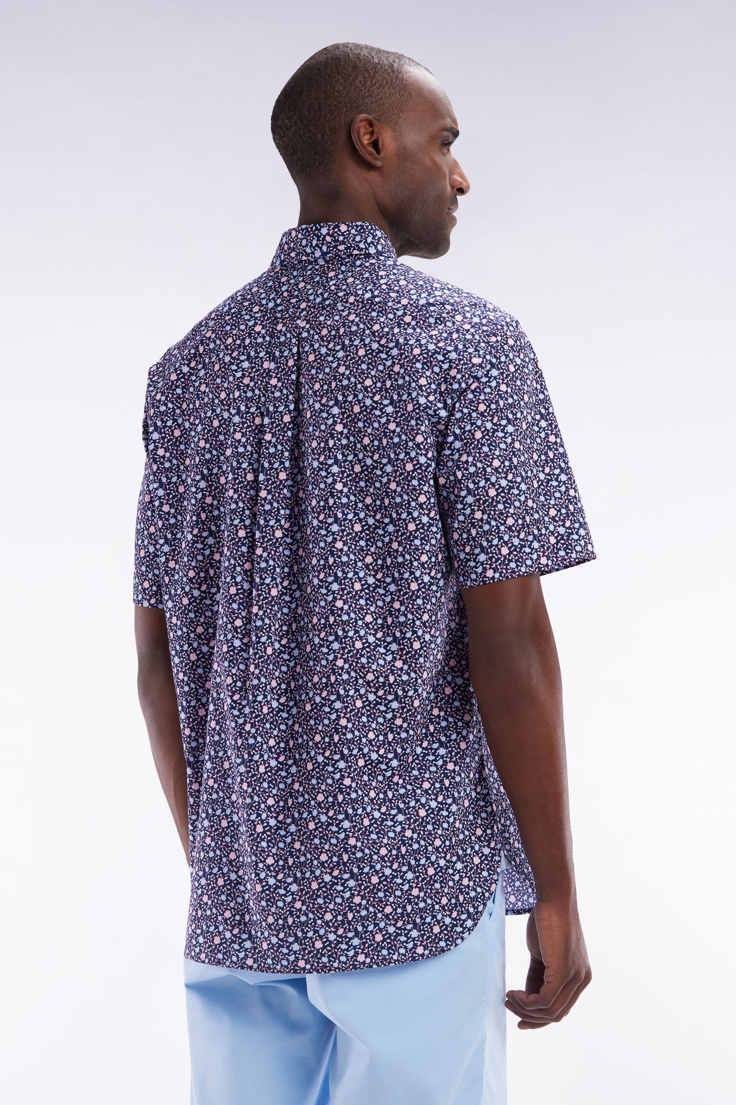 Straight short-sleeved navy shirt in cotton poplin with pink floral print