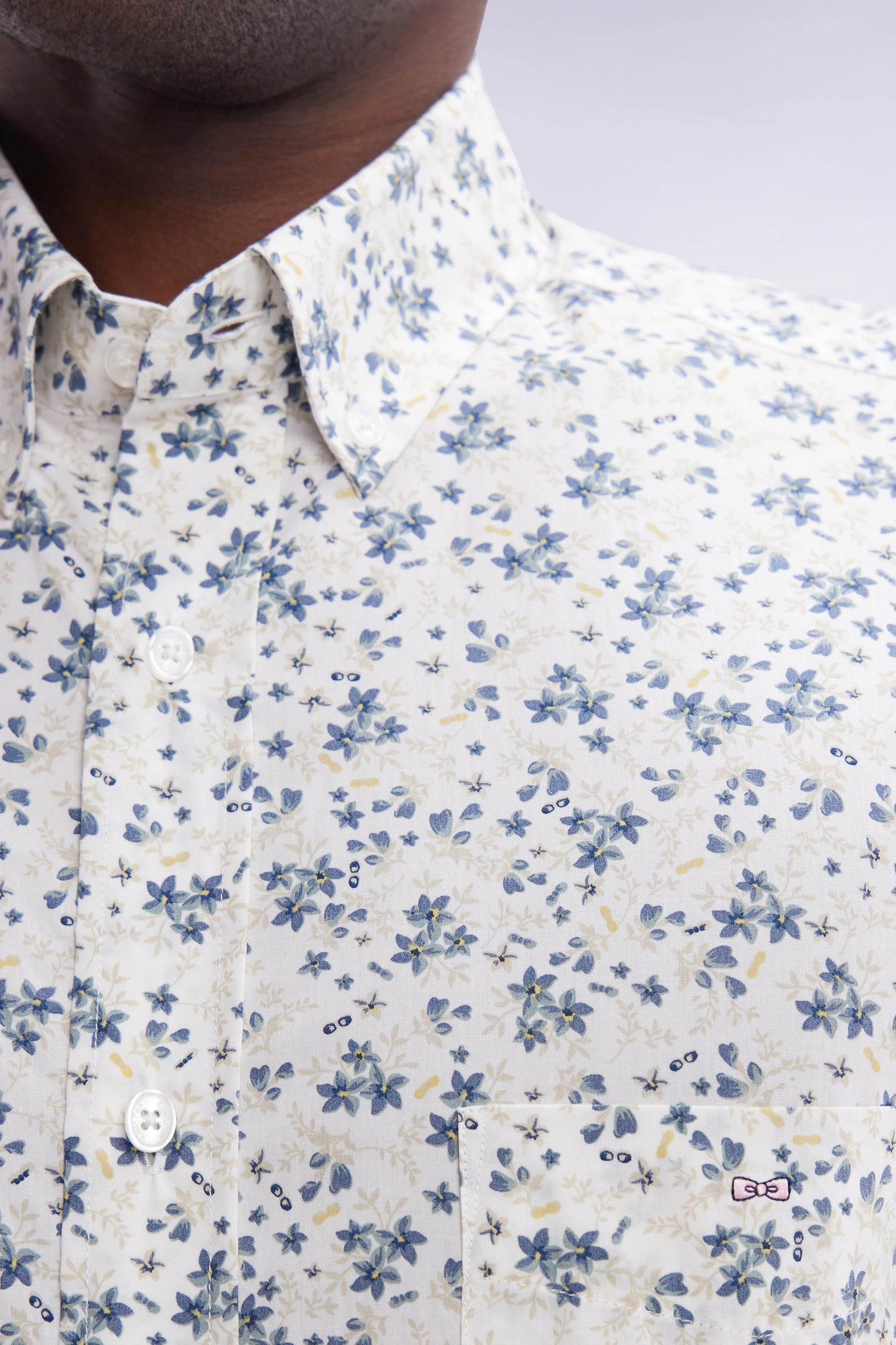 Straight short-sleeved ecru shirt in cotton poplin with grey-blue floral print