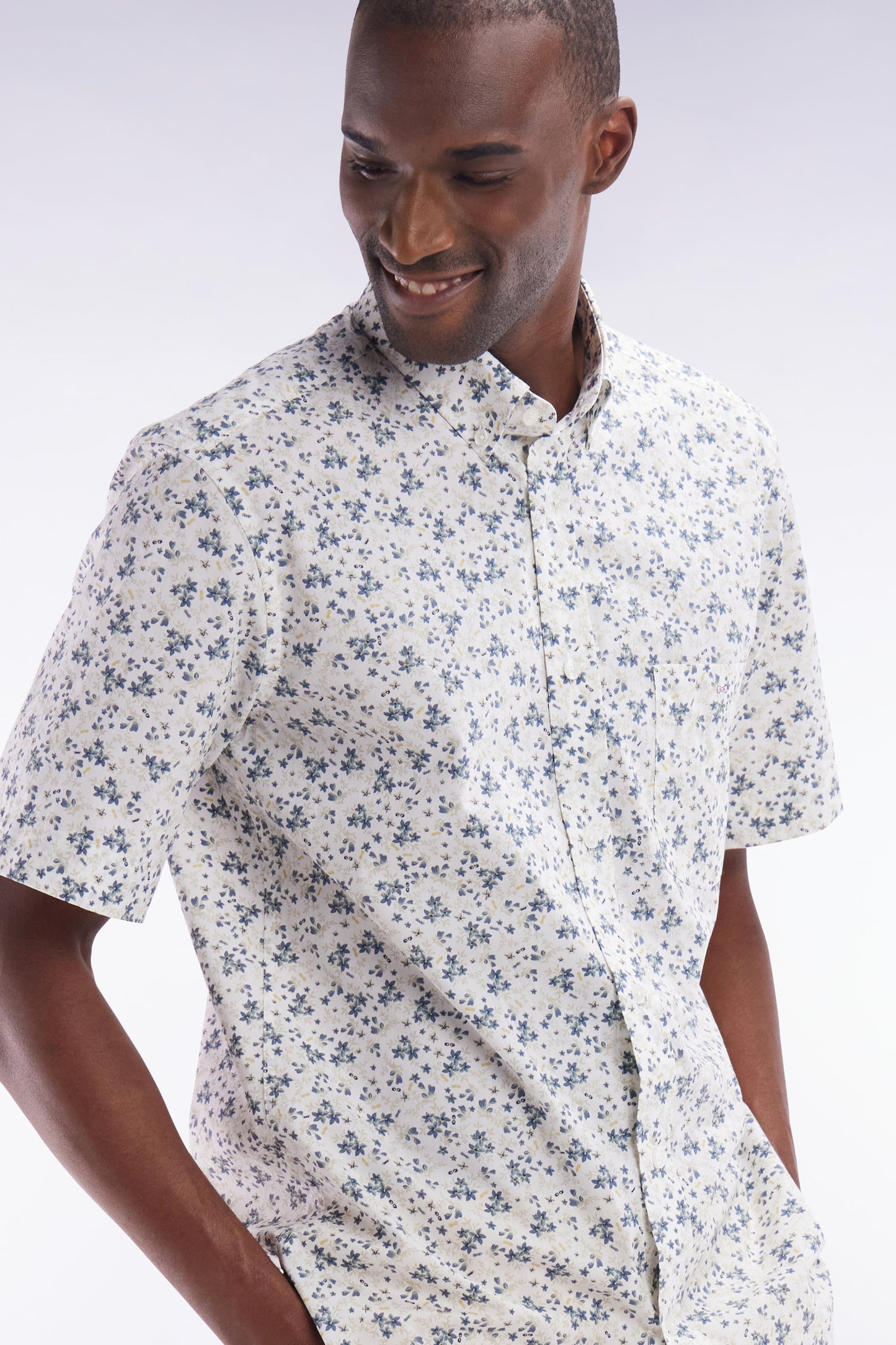 Straight short-sleeved ecru shirt in cotton poplin with grey-blue floral print