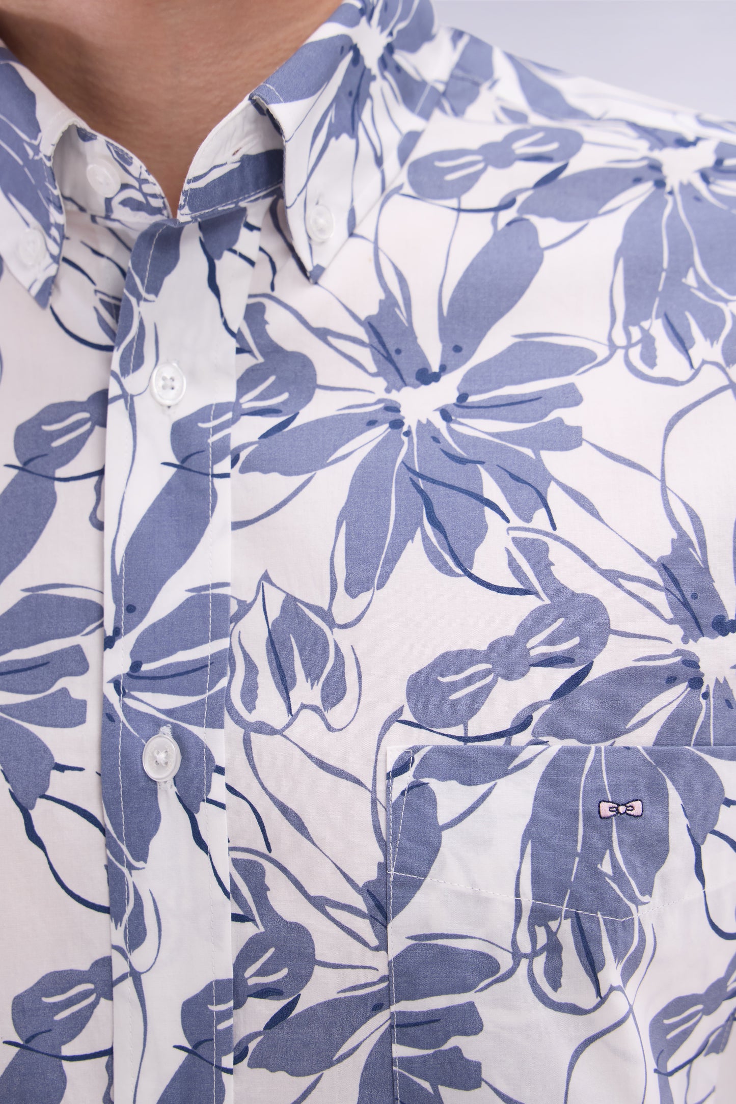 Straight short-sleeved white shirt in cotton poplin blue flower print