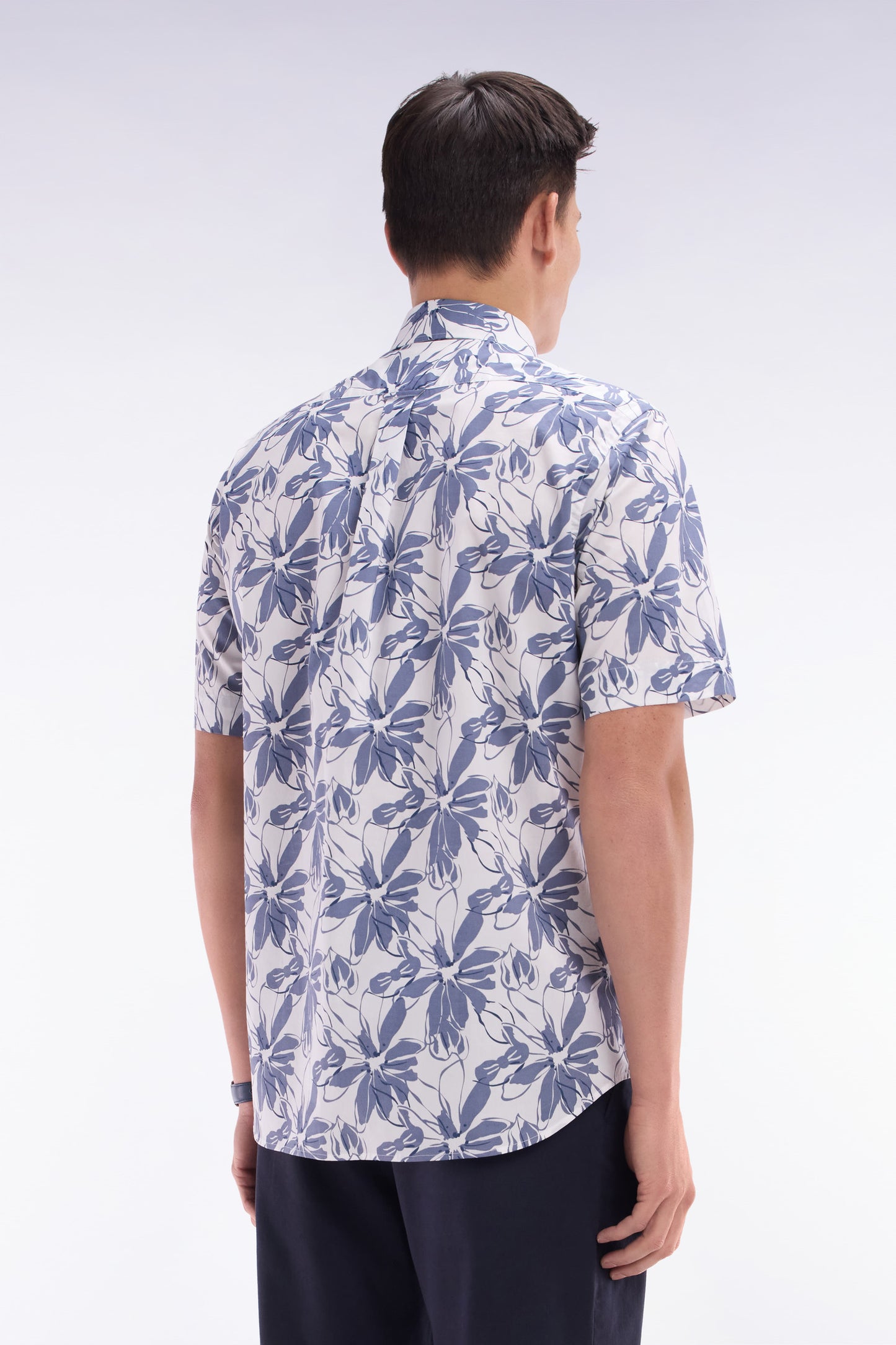 Straight short-sleeved white shirt in cotton poplin blue flower print