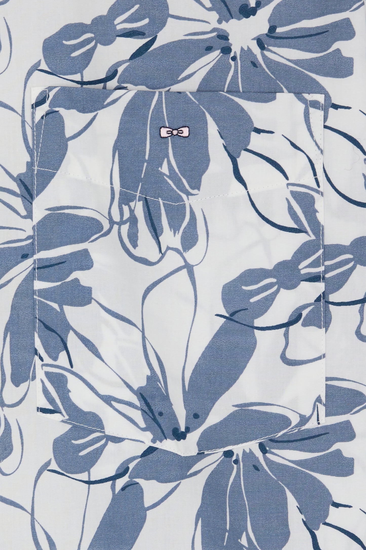 Straight short-sleeved white shirt in cotton poplin blue flower print