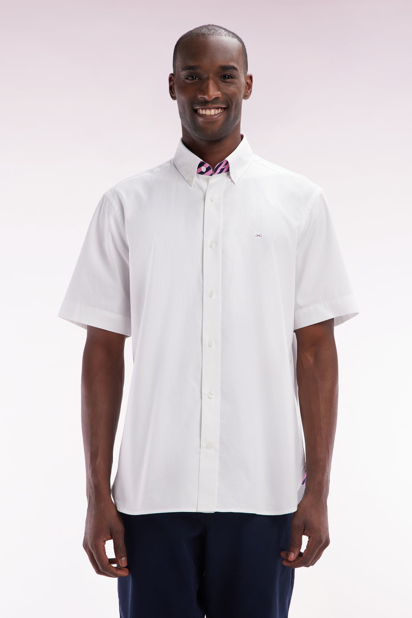 Straight short-sleeved white shirt in cotton with pink back embroidery
