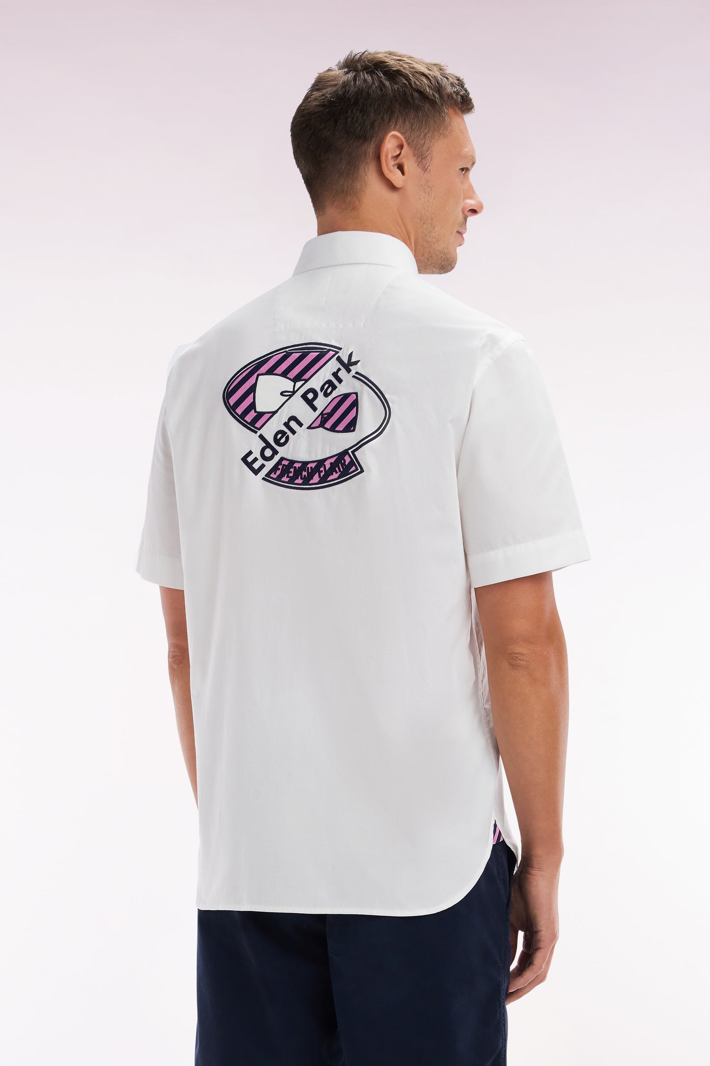 Straight short-sleeved white shirt in cotton poplin with pink rimmed back embroidery