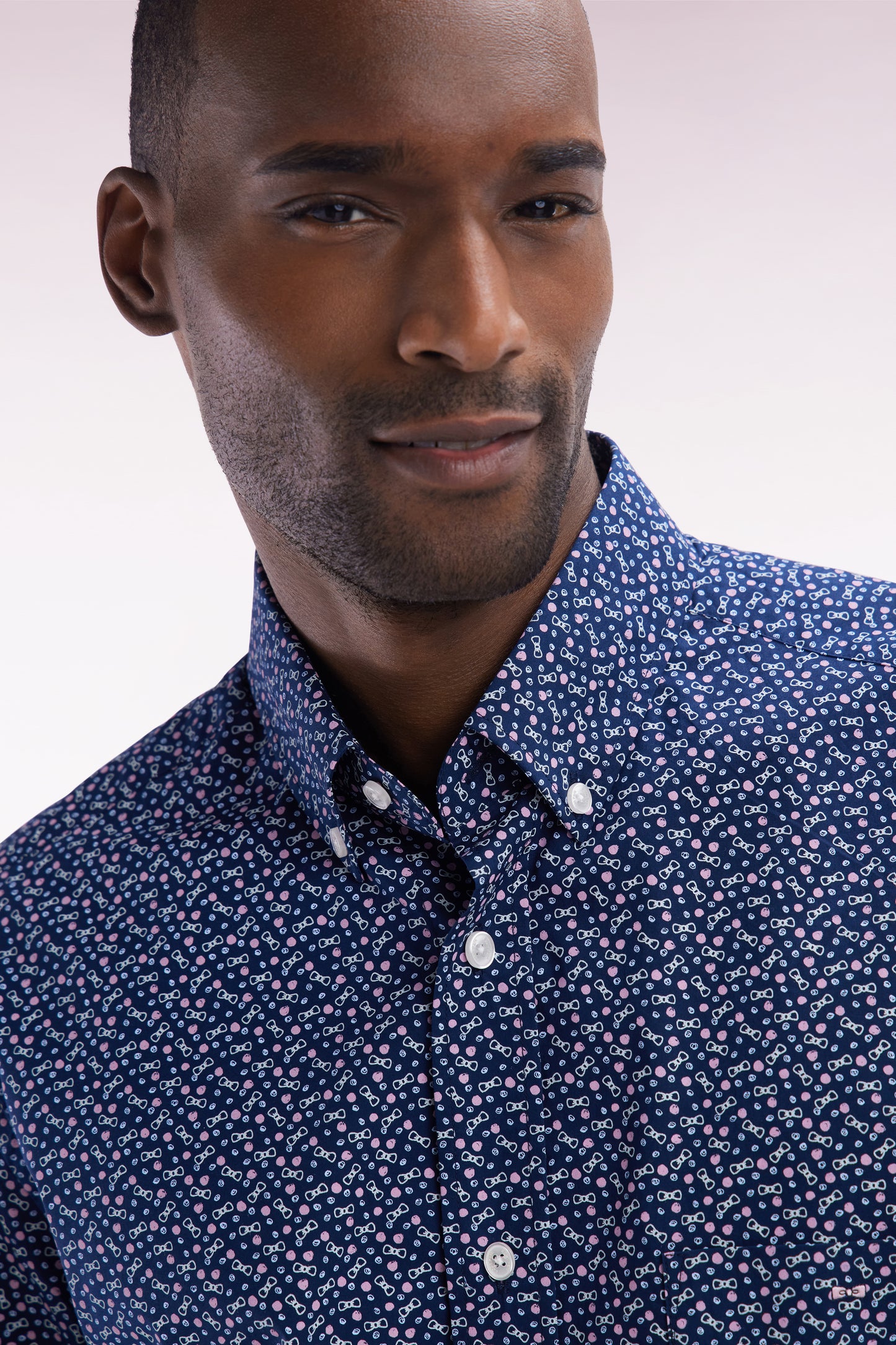 Straight short-sleeved shirt in navy cotton poplin bow tie micropattern