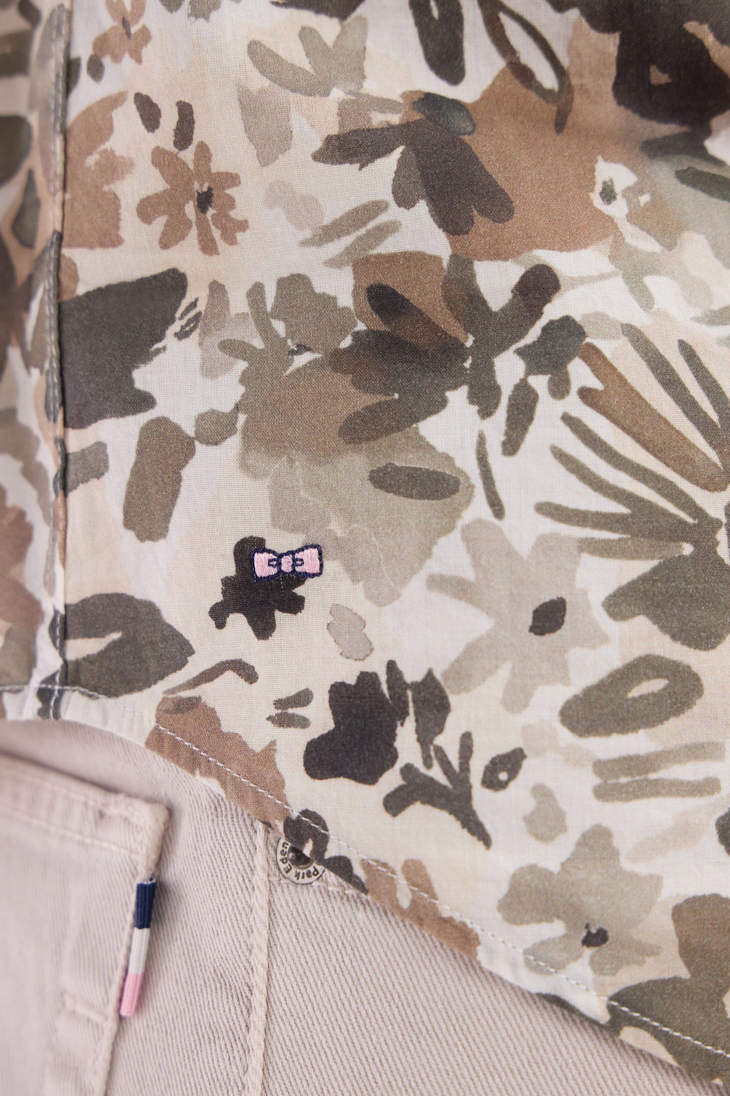 Slim-fit short-sleeved floral print shirt in khaki cotton