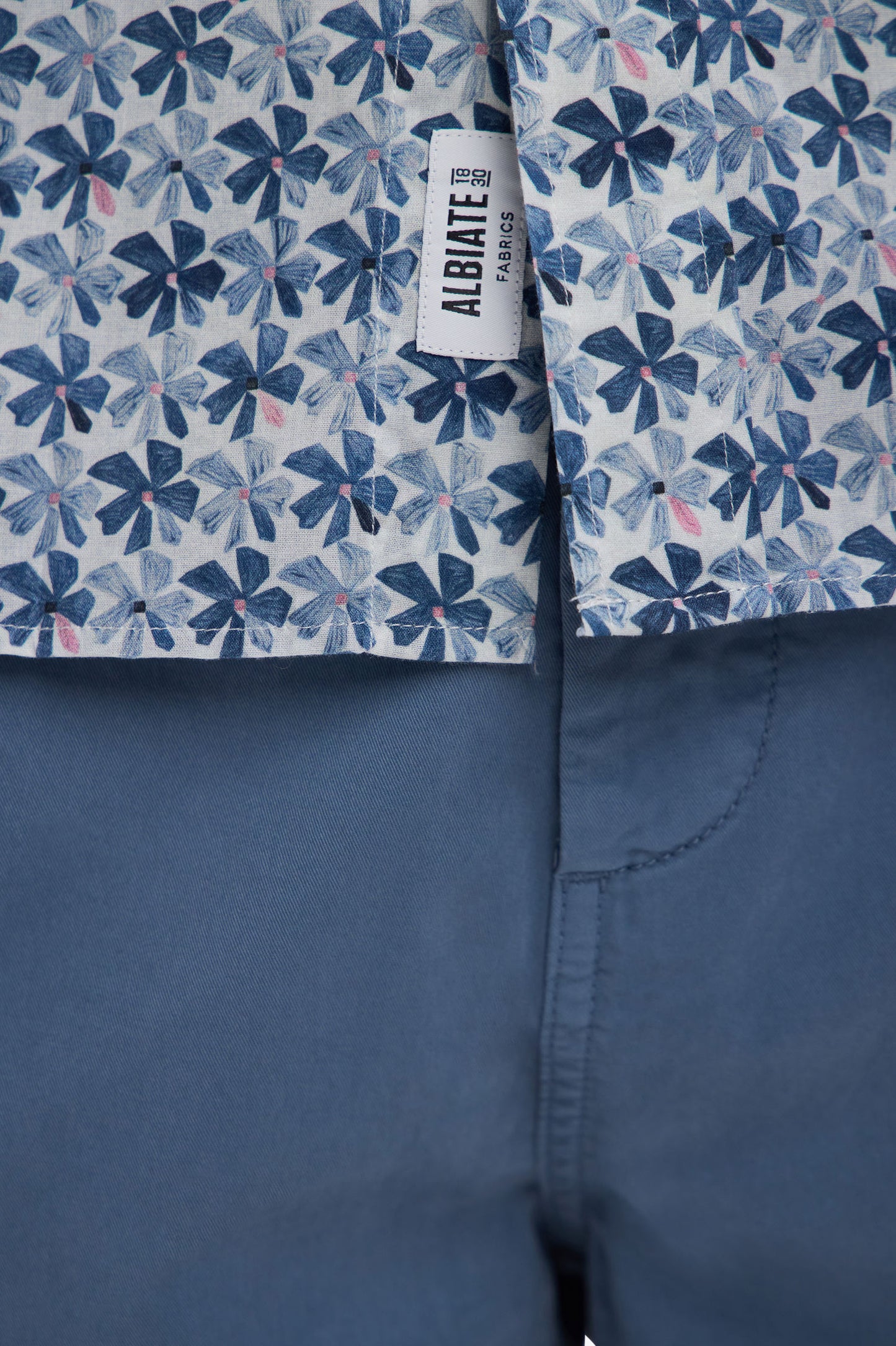 Straight-fit sort-sleeved shirt in medium grey cotton with graphic floral print