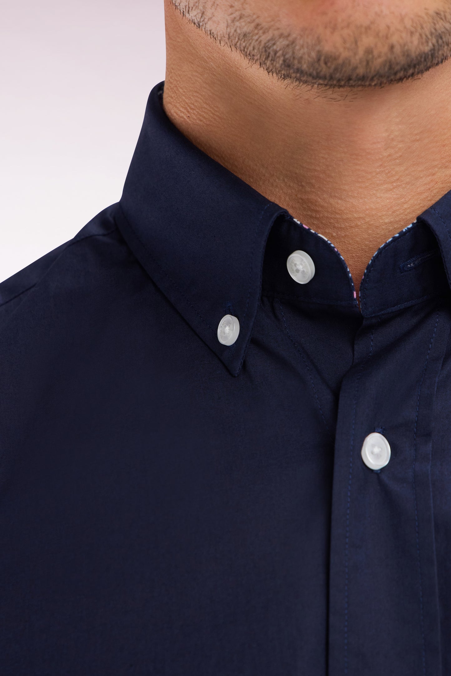 Straight-fit navy cotton shirt with elbow patch
