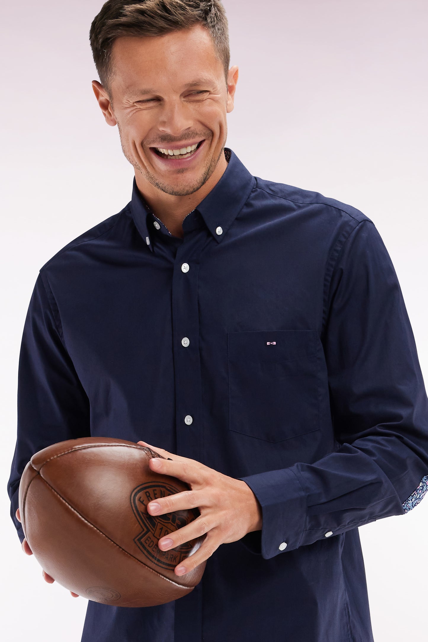 Straight-fit navy cotton shirt with elbow patch