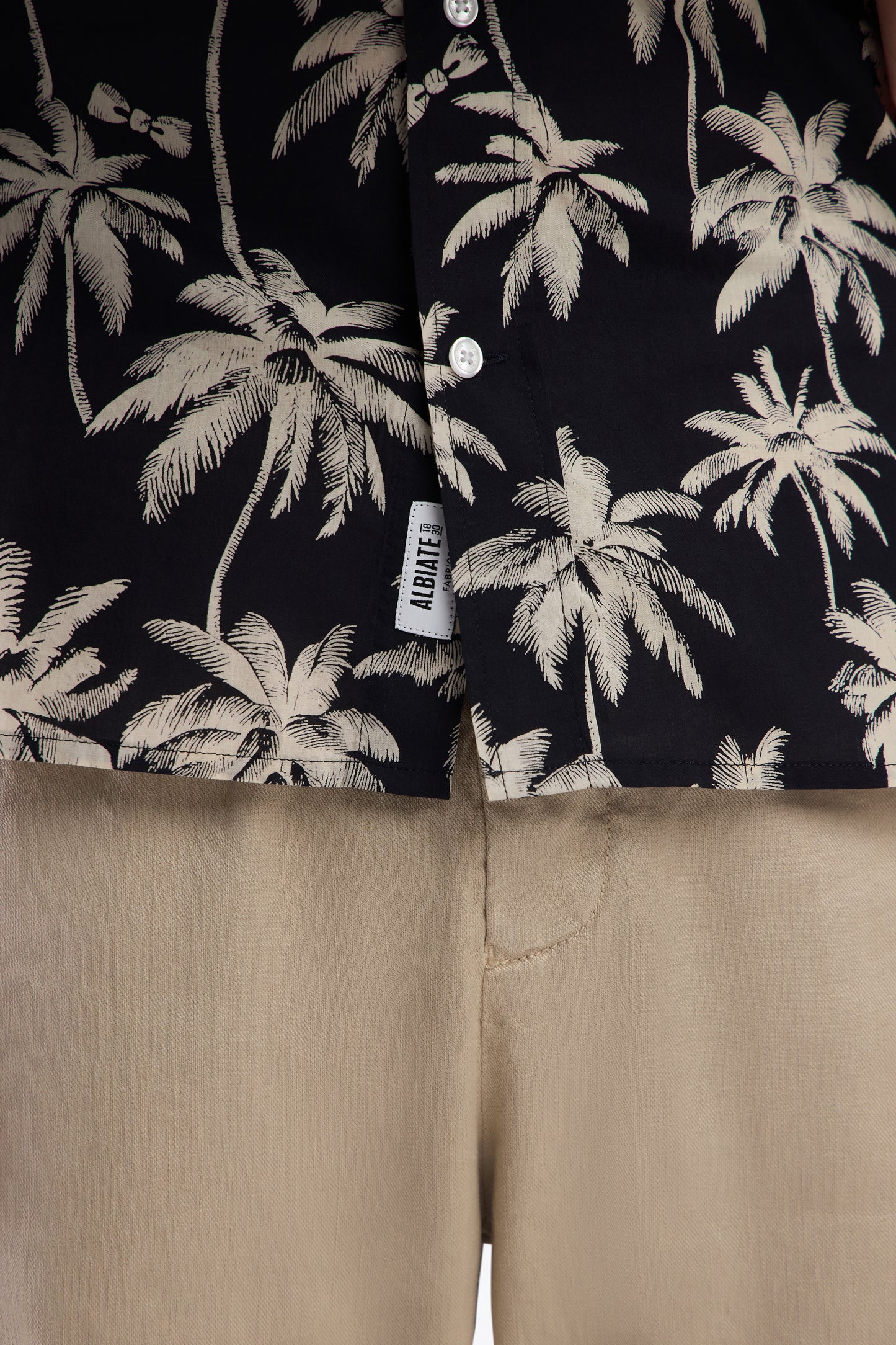 Straight-fit black cotton shirt with palm tree print