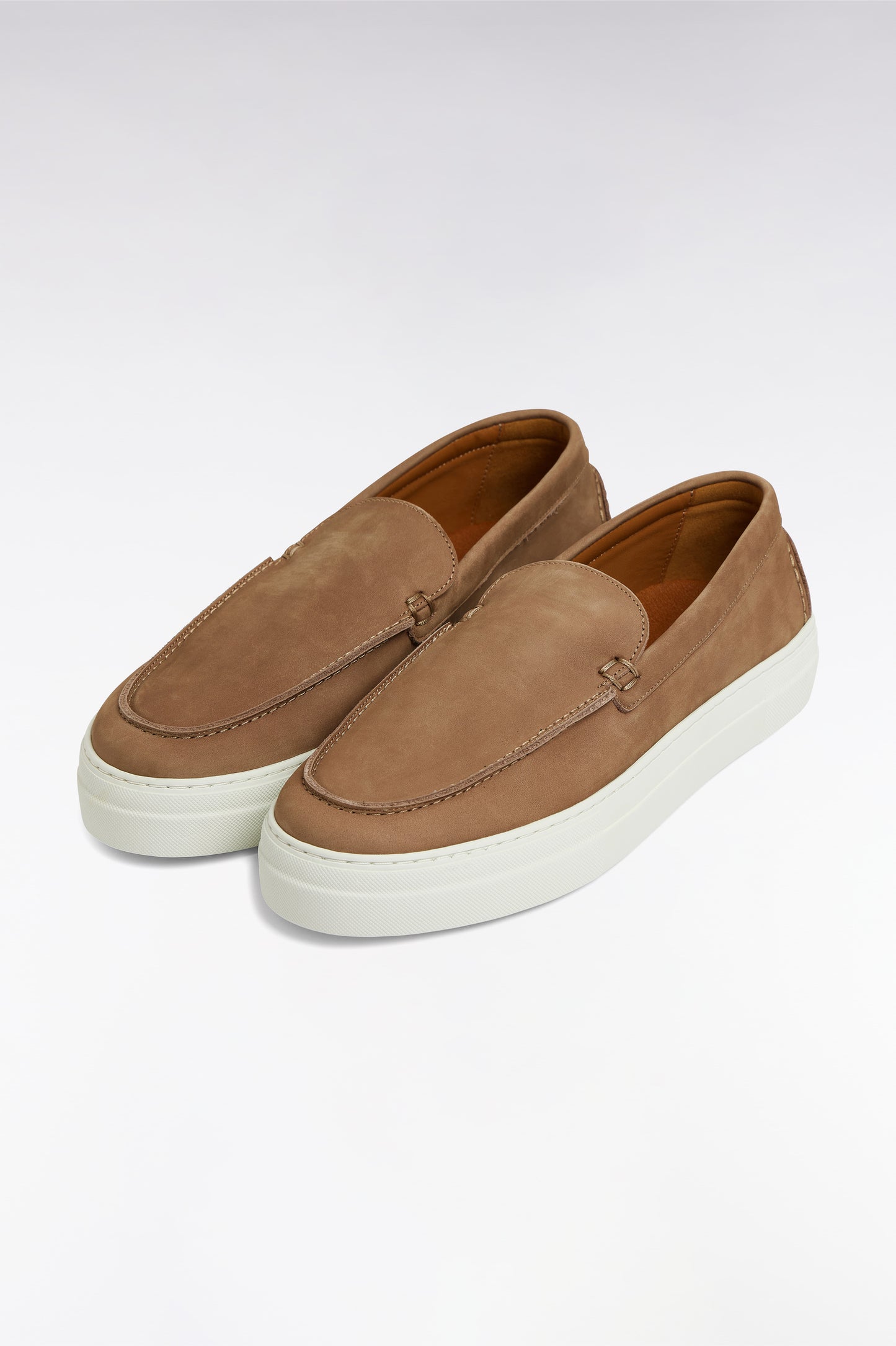 Loafers with sneakers soles in camel suede leather