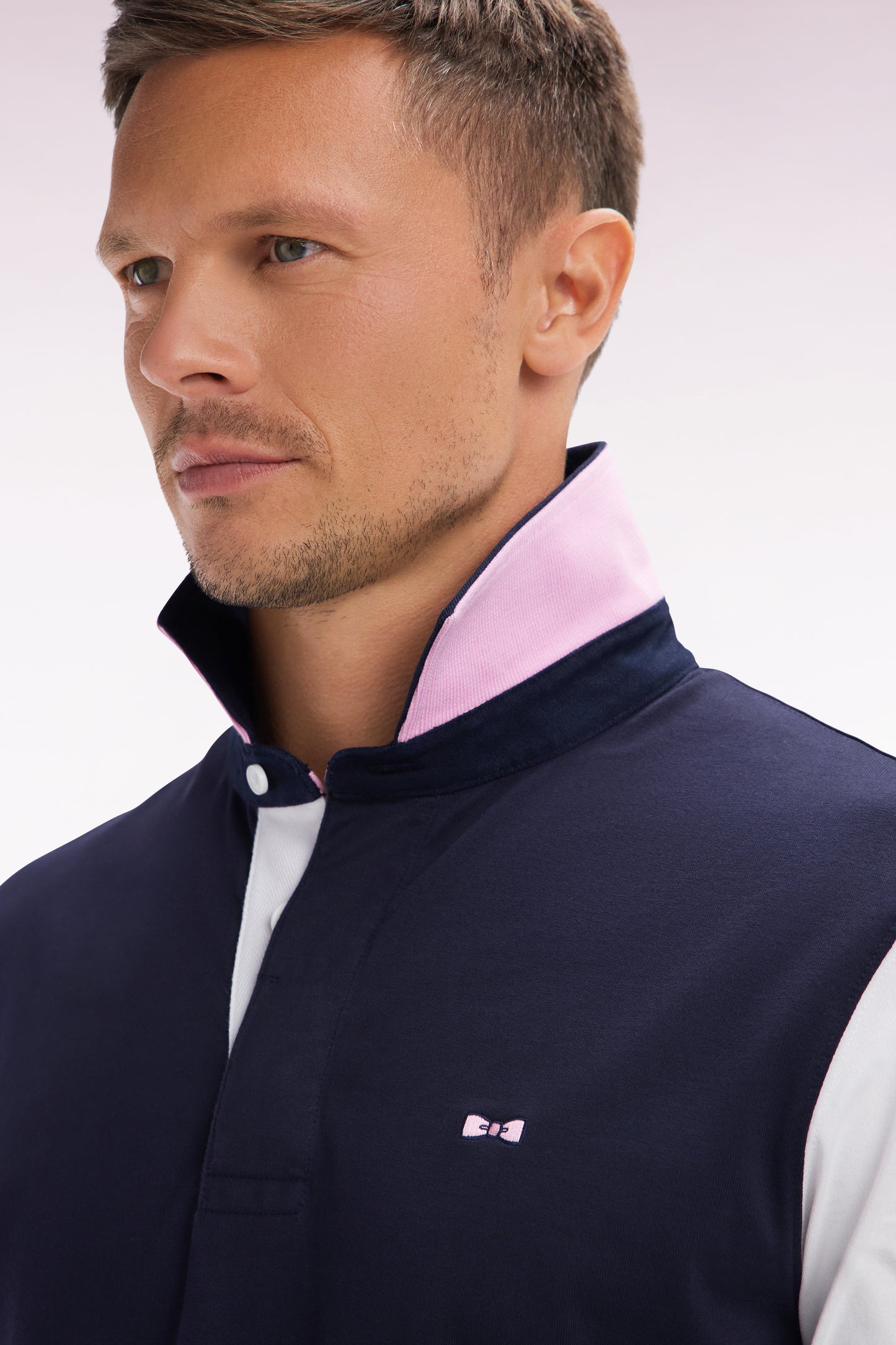 Straight-cut short-sleeved rugby shirt in white cotton jersey with bow tie embroidery