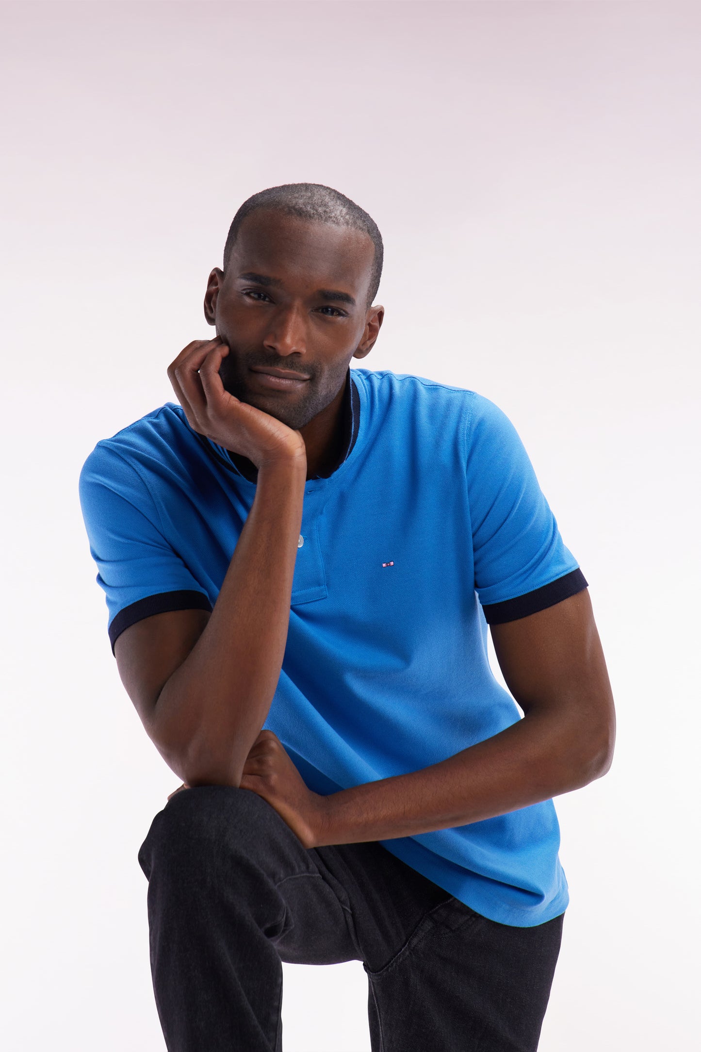 Straight-cut short-sleeved polo shirt in blue Pima cotton piqué with striped under collar