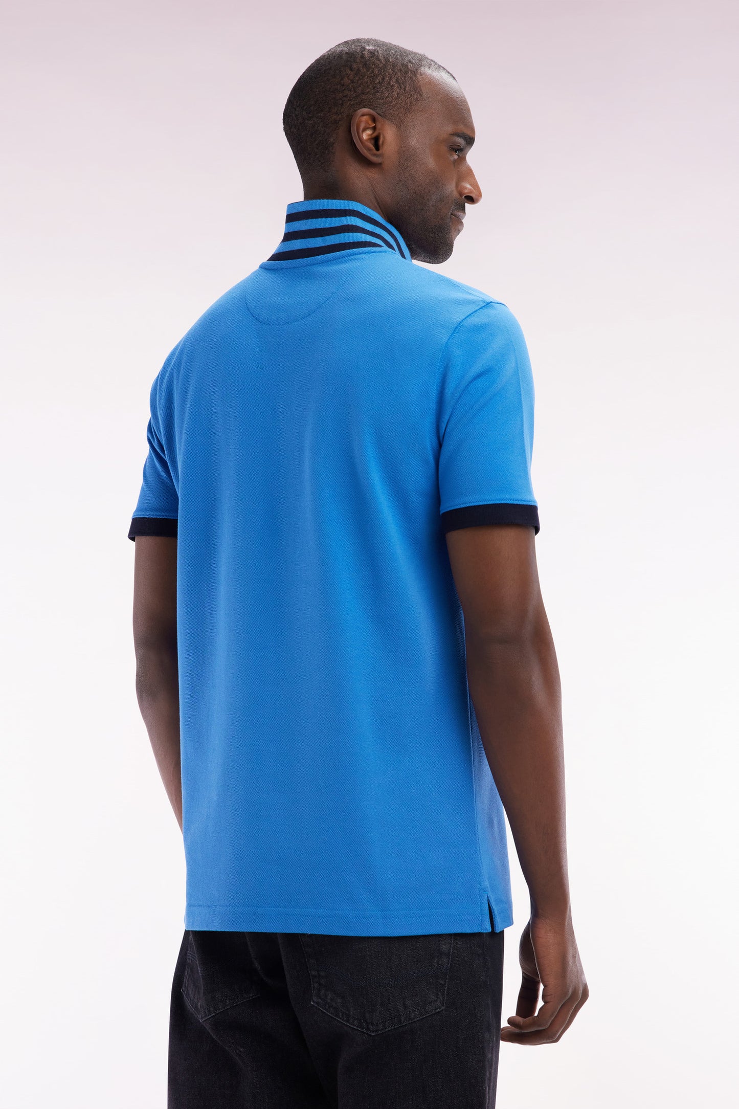 Straight-cut short-sleeved polo shirt in blue Pima cotton piqué with striped under collar