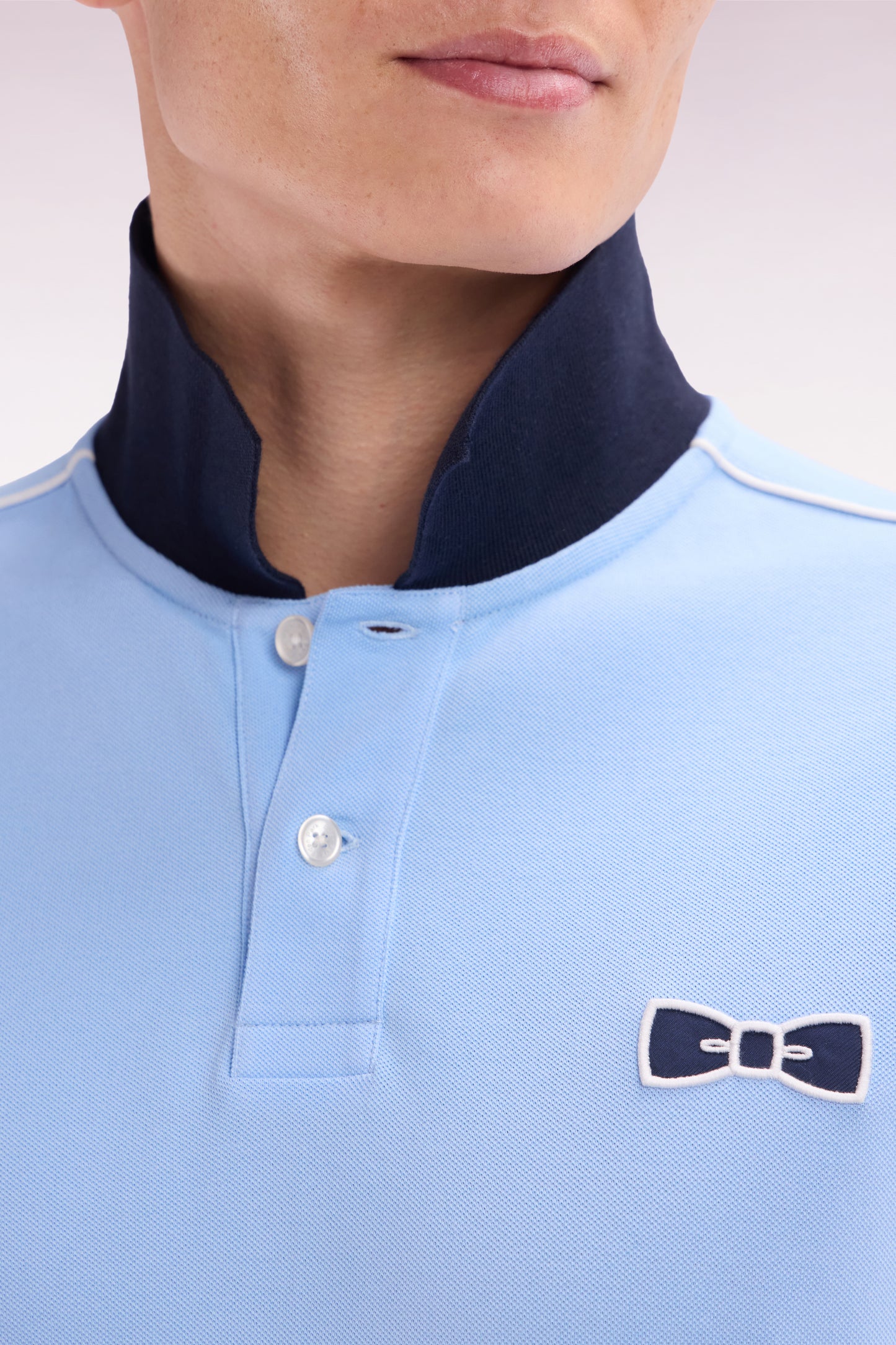 Straight-fit short-sleeved polo shirt in sky blue cotton with contrasting piping