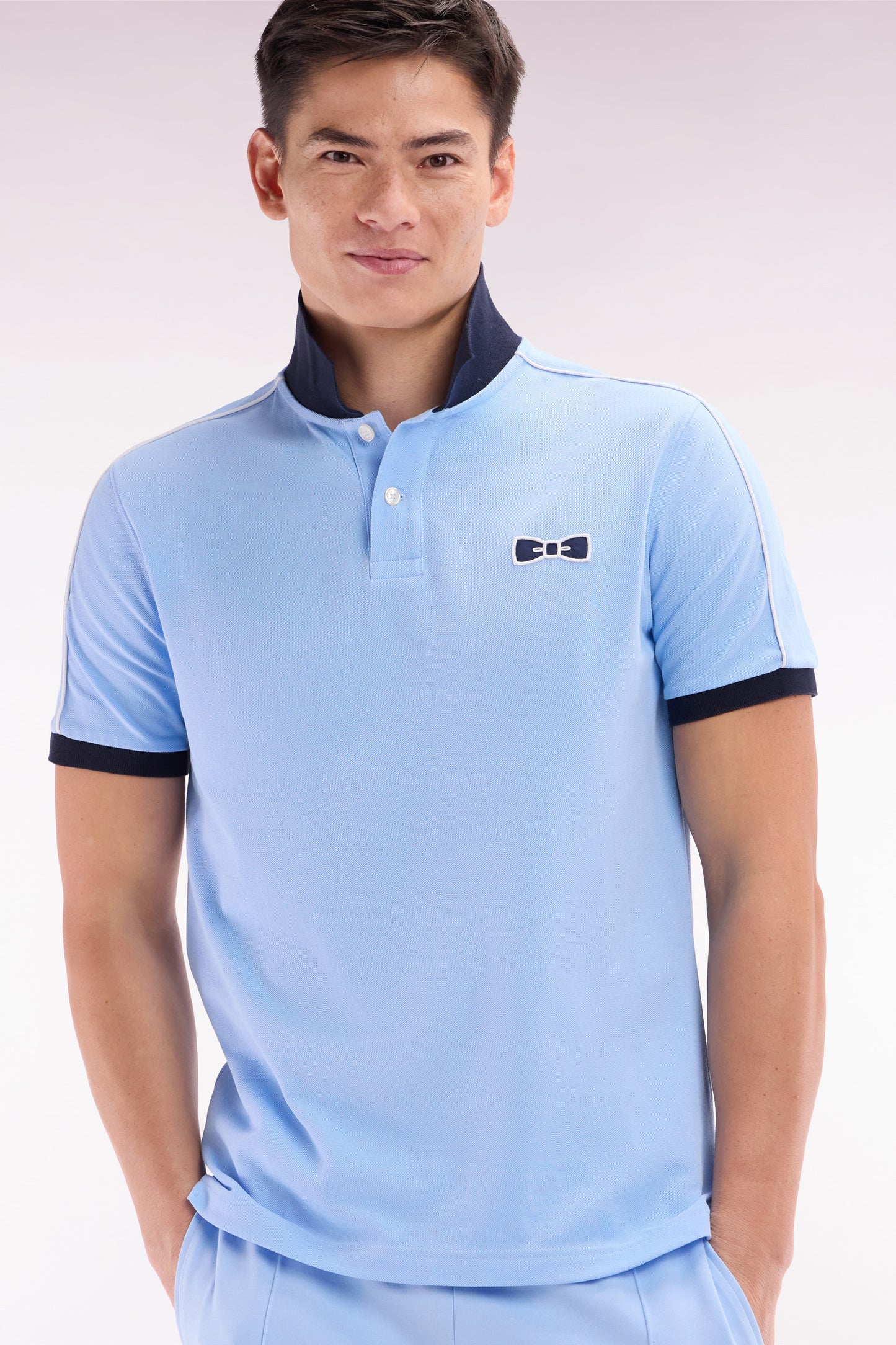Straight-fit short-sleeved polo shirt in sky blue cotton with contrasting piping