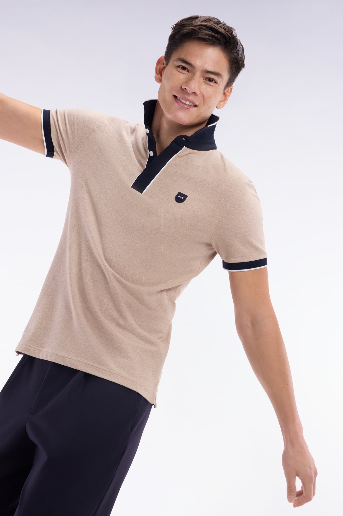 Slim-fit plain short-sleeved polo shirt in beige stretch cotton with contrasting piping