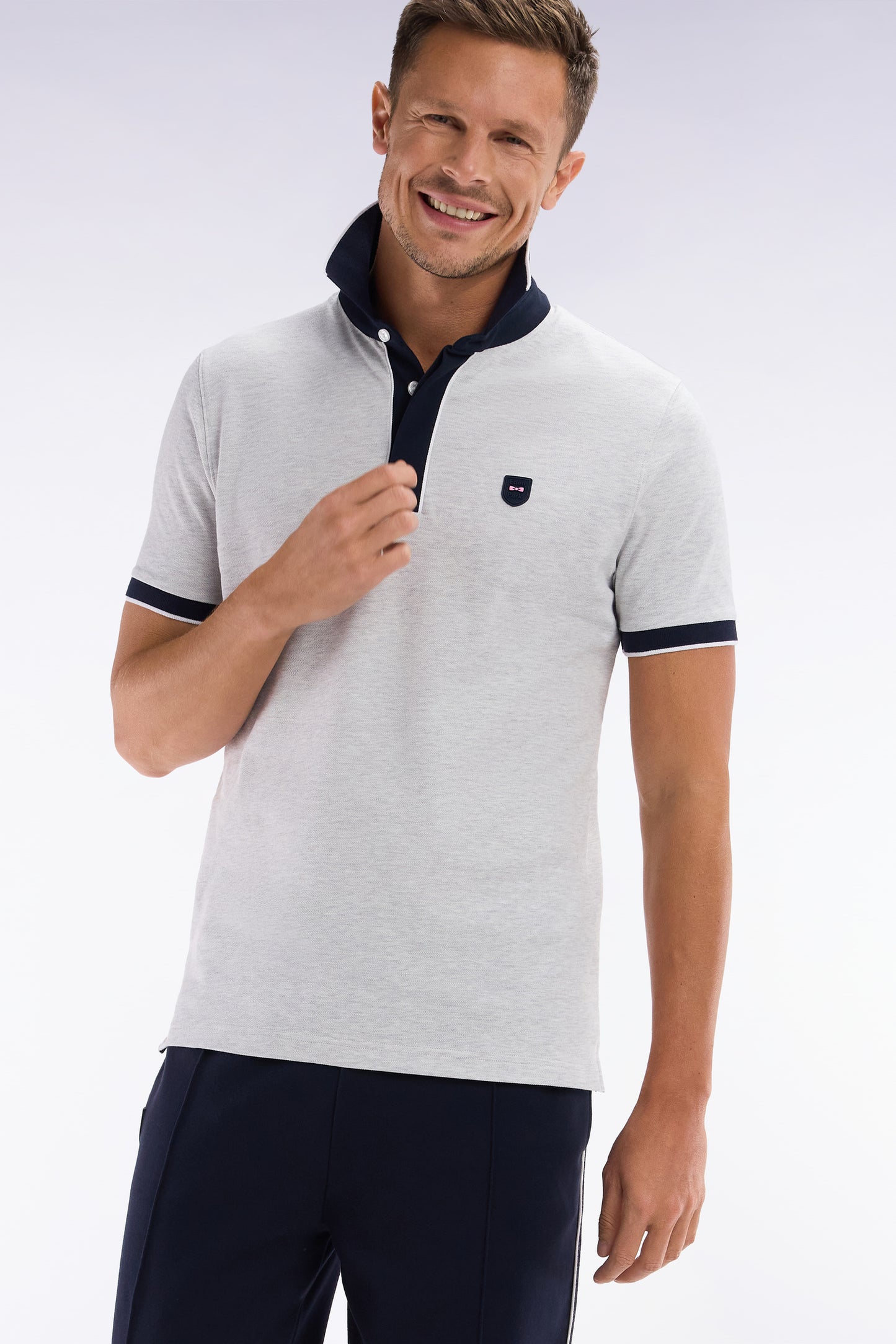 Slim-fit plain short-sleeved polo shirt in grey stretch cotton with contrasting piping