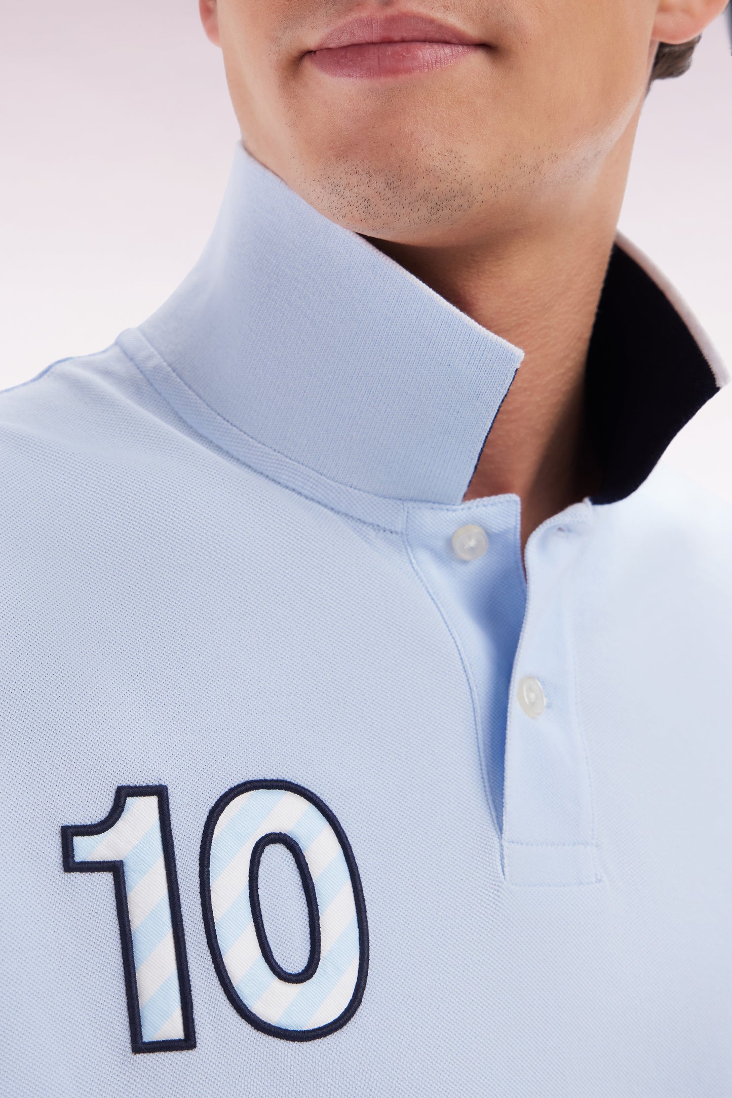 Relaxed-fit short-sleeved polo shirt in sky blue cotton with 10 embroidery