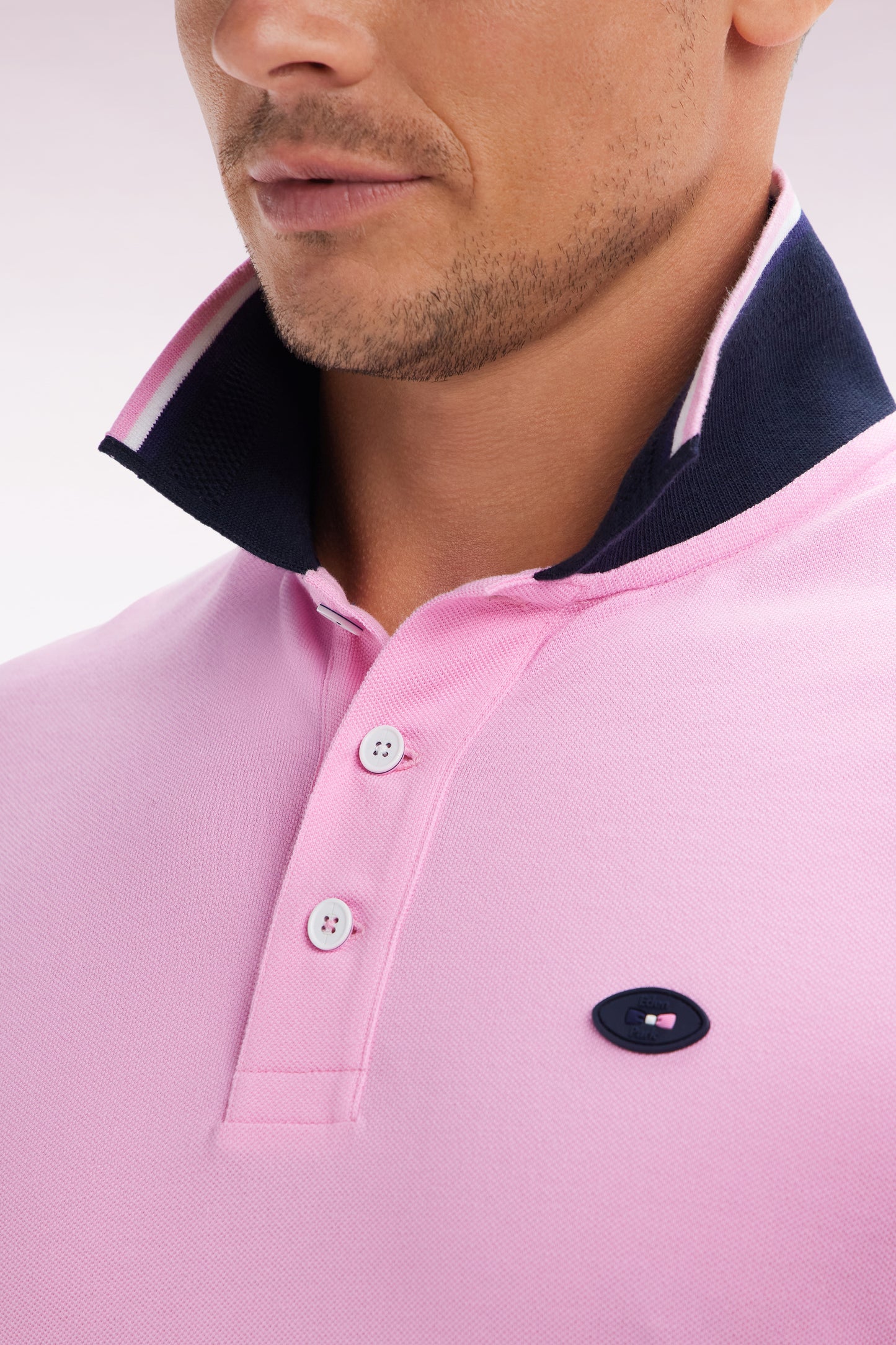 Straight-cut short-sleeved polo shirt in pink cotton with two-tone ribbed edges