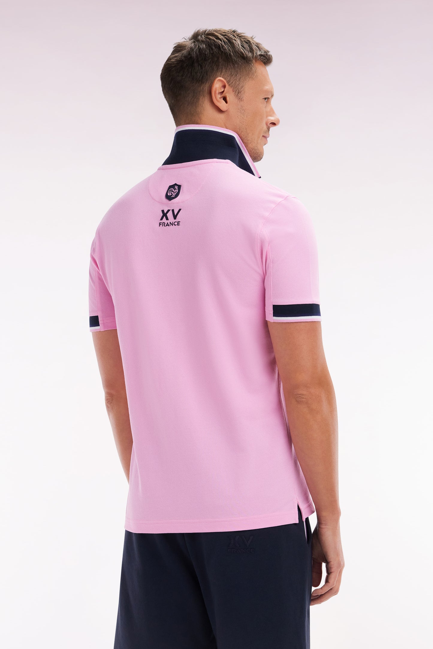 Straight-cut short-sleeved polo shirt in pink cotton with two-tone ribbed edges