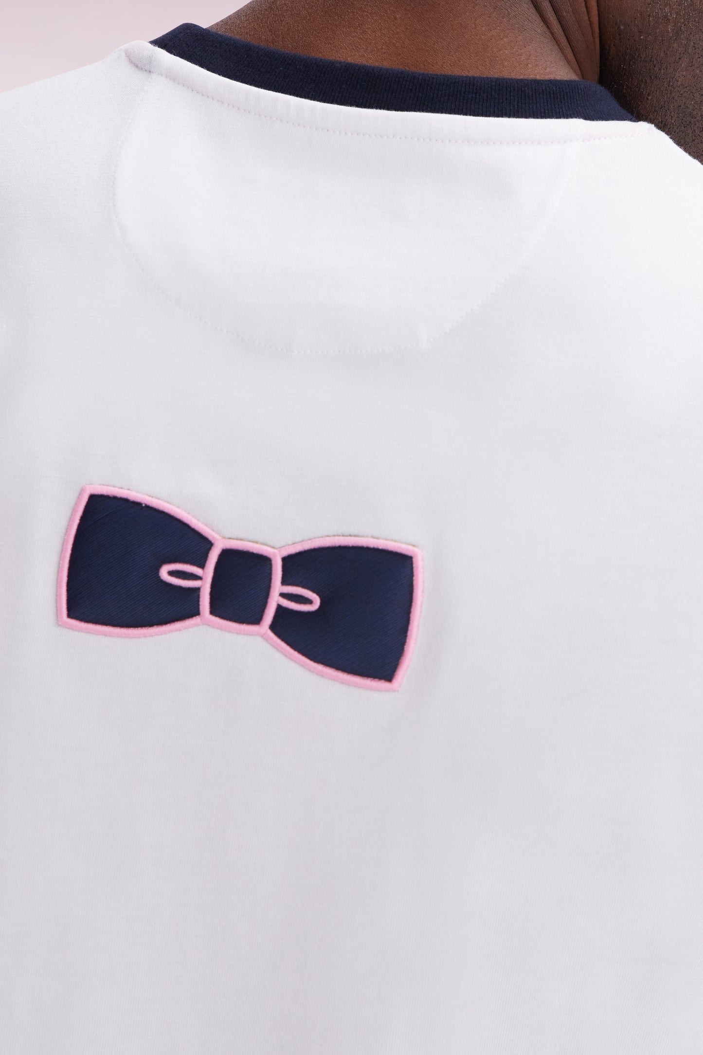 Straight-fit white cotton T-shirt with embroidery and bow tie badge