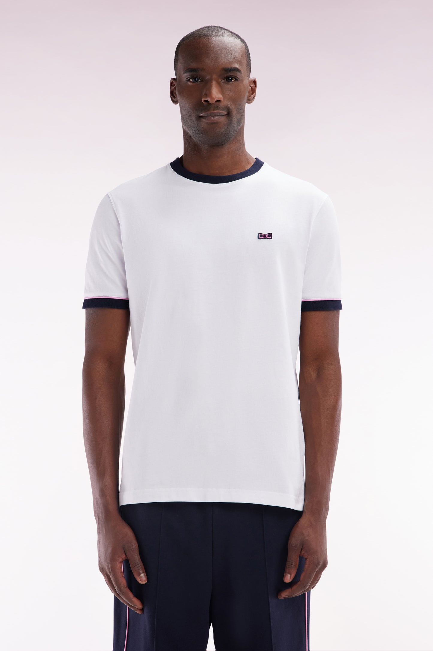 Straight-fit white cotton T-shirt with embroidery and bow tie badge