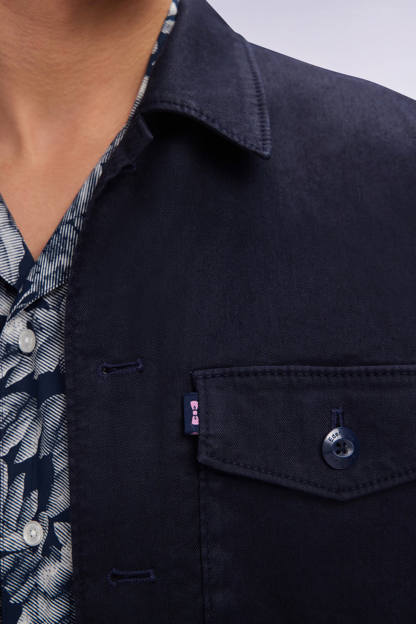 Overshirt with patch pockets in navy stretch linen and cotton