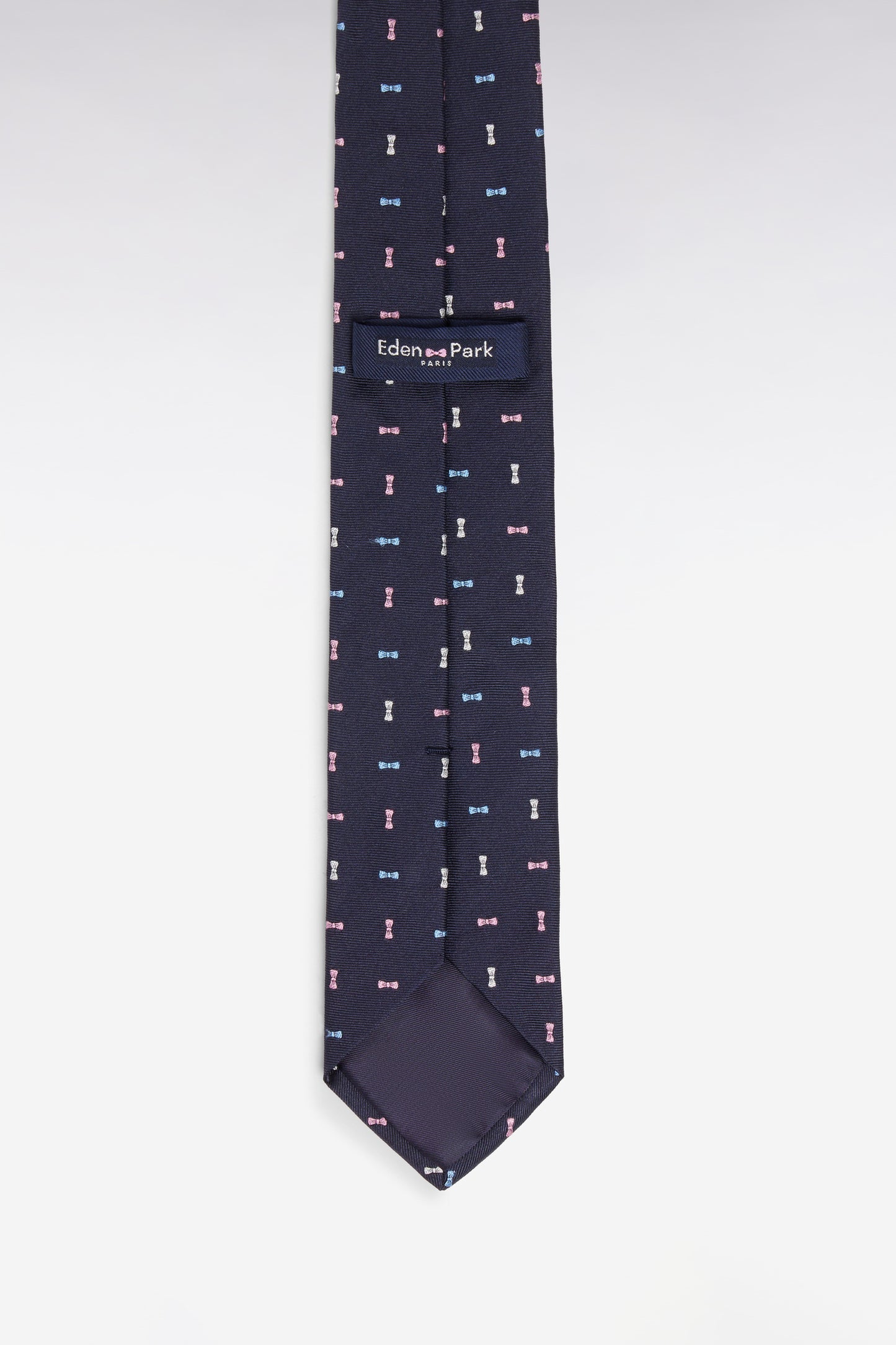 Cravate en soie marine à micromotifs nœuds papillon tricolores
