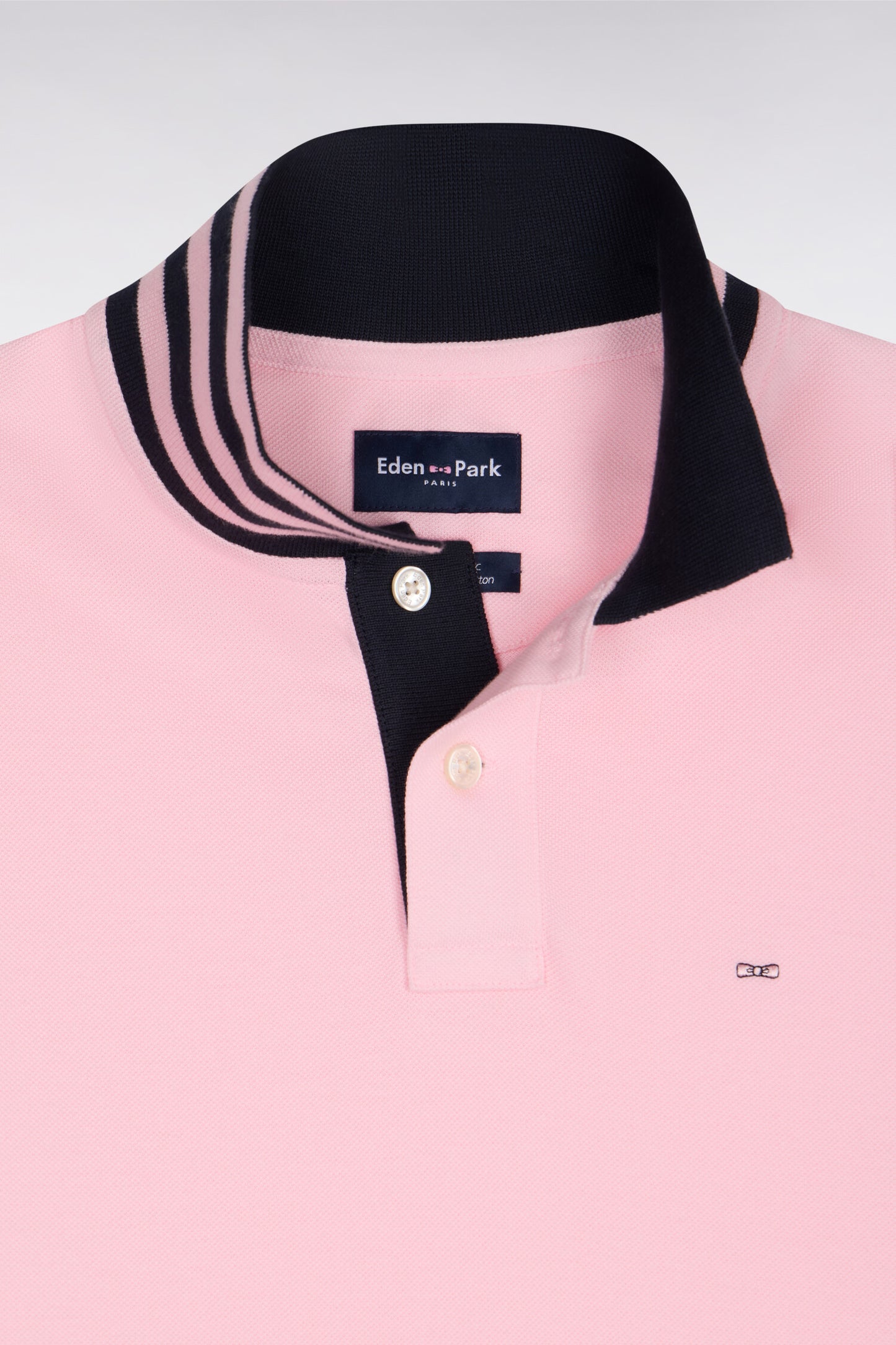 Polo manches courtes en piqué coton rose clair dessous de col rayé coupe slim