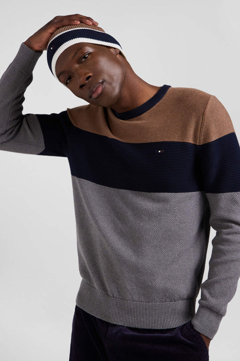 Round-neck sweater in grey and hazelnut cotton with regular-cut knits - Image 3