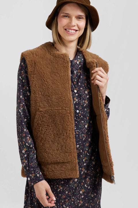 Sleeveless zip-up vest in hazelnut sheepskin Relaxed fit - Image 3