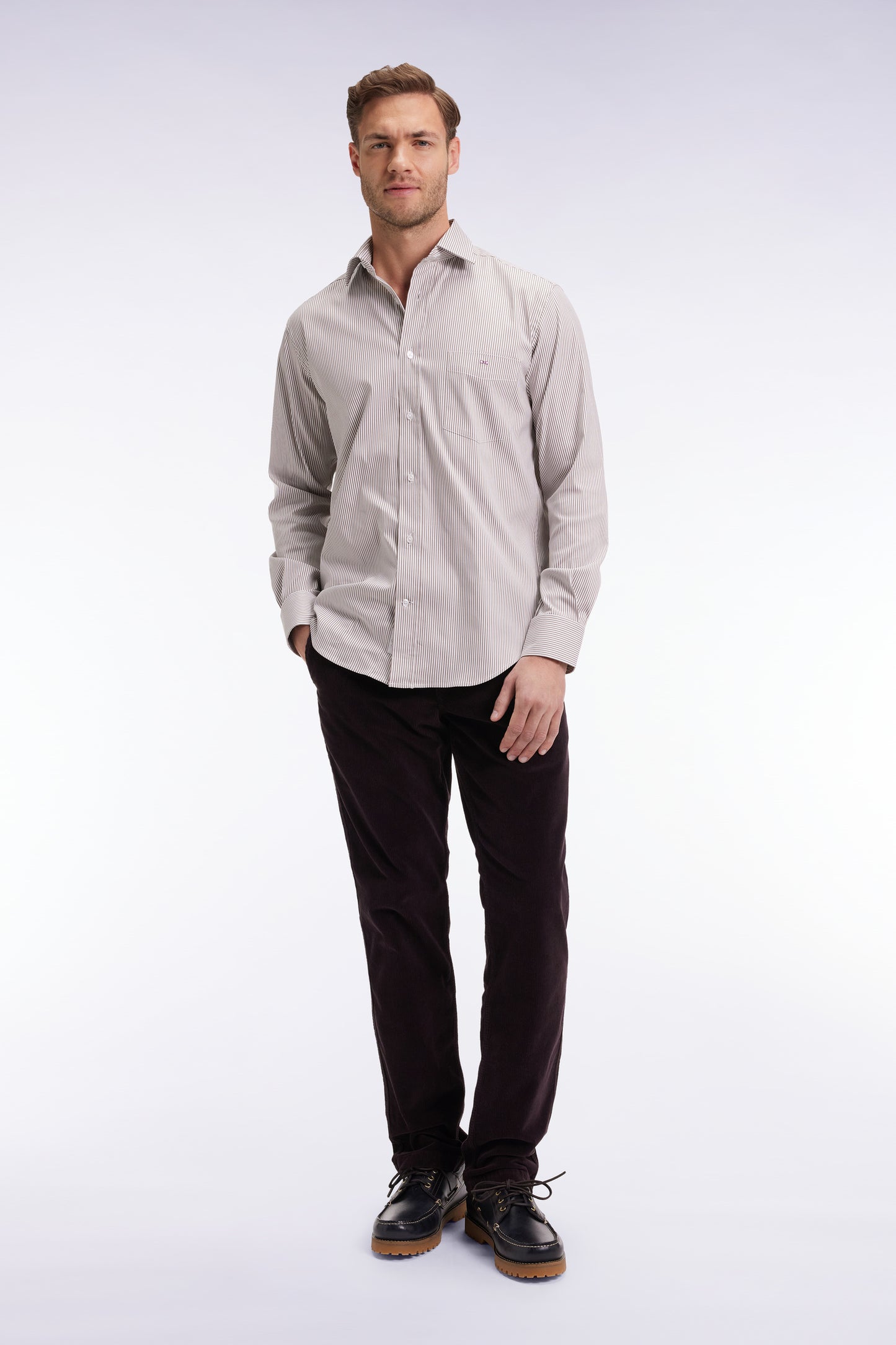 Pantalon chino sans plis en velours stretch marron