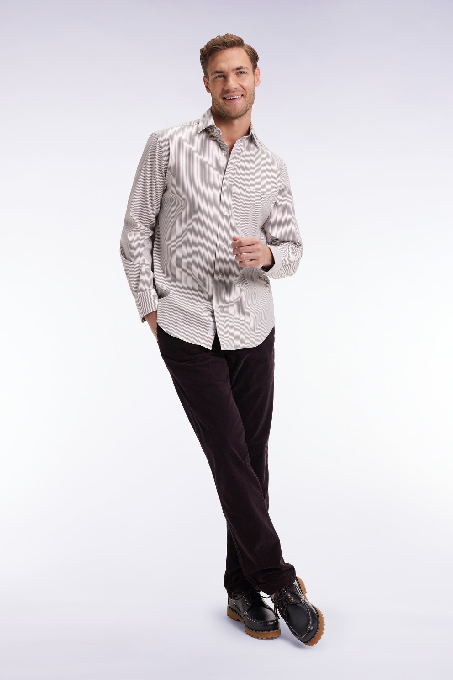 Pantalon chino sans plis en velours stretch marron