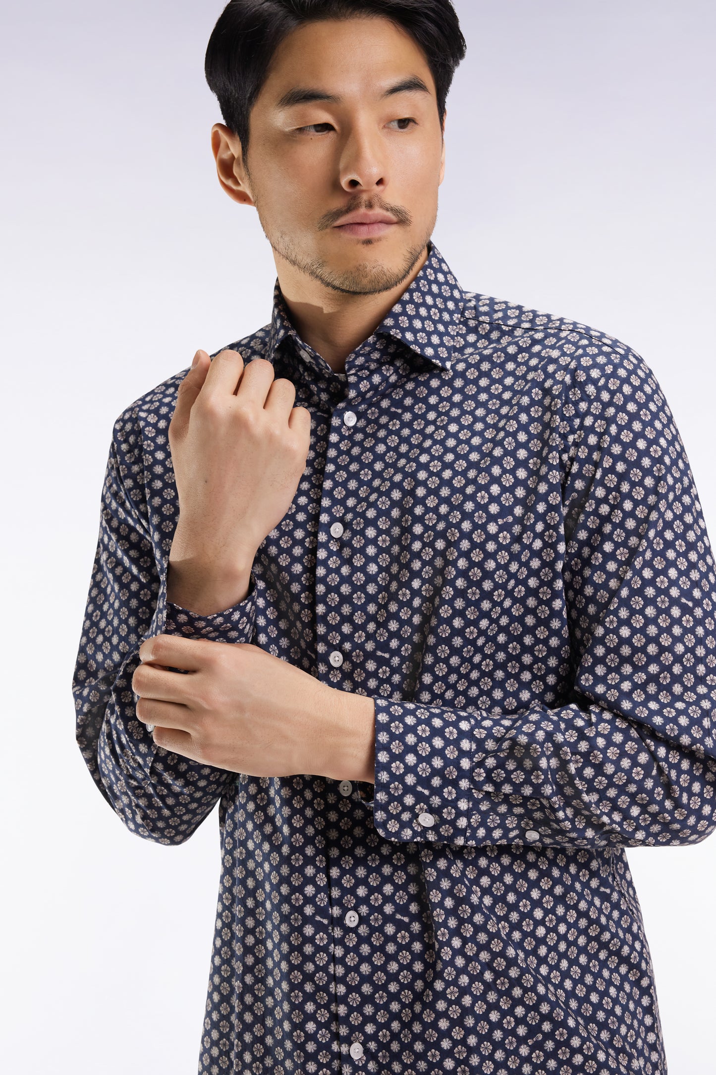 Chemise en coton marine à imprimé floral graphique coupe droite