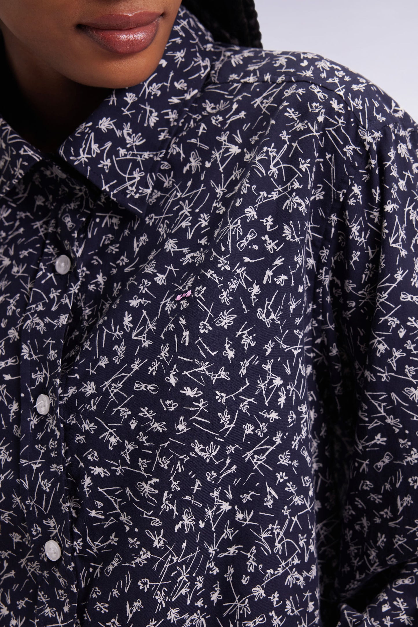Slim-fit shirt in navy cotton poplin with micro-patterns