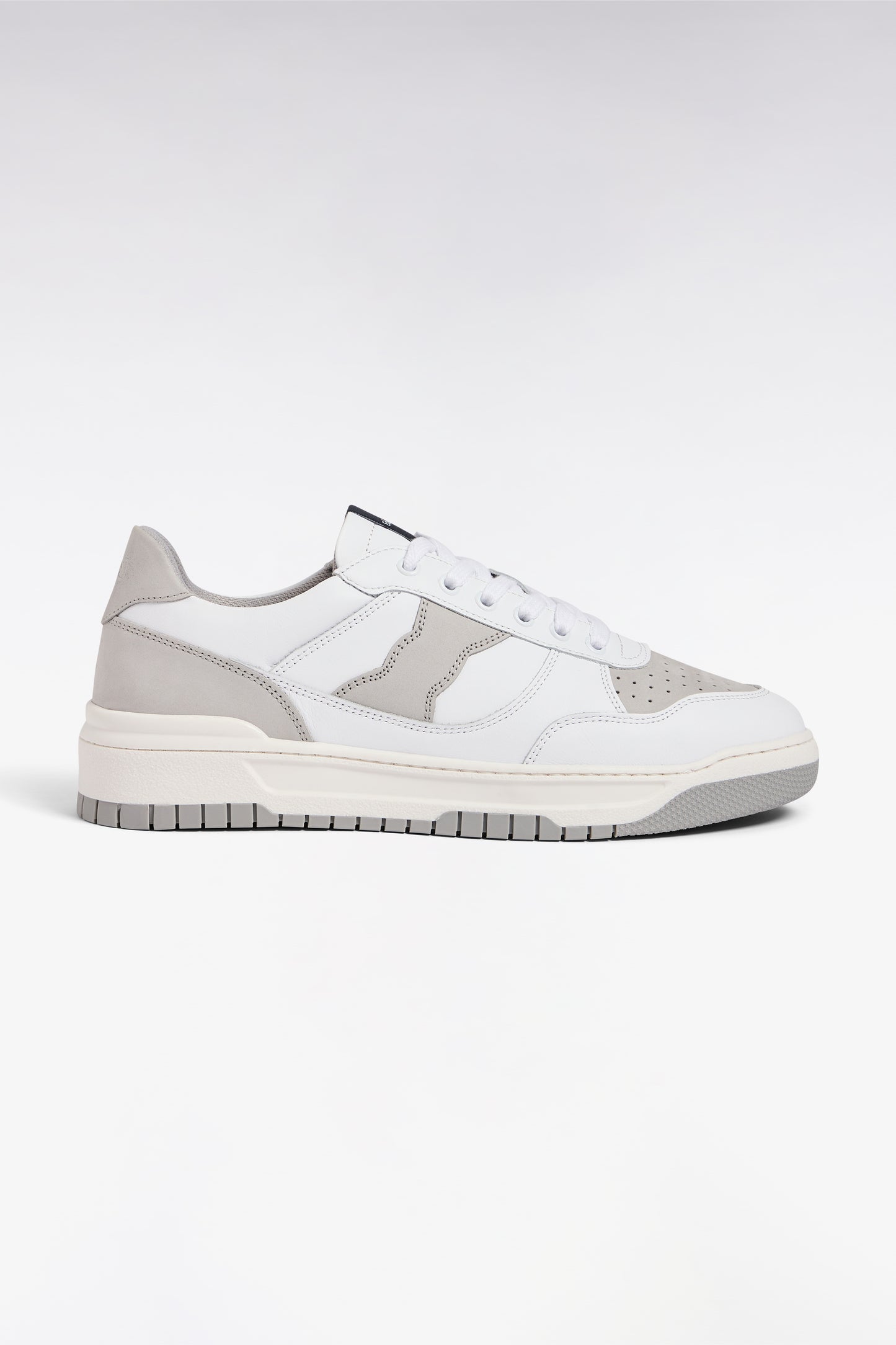 Two-tone leather and suede sneakers in gray and white