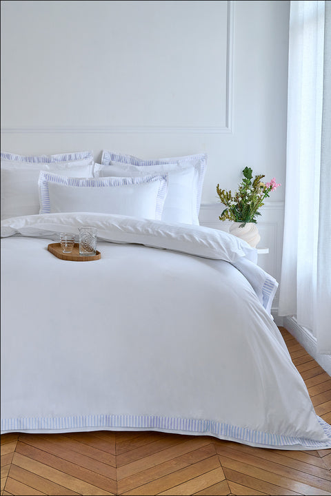 Comforter cover in white cotton percale with sky stripe border - Image 1