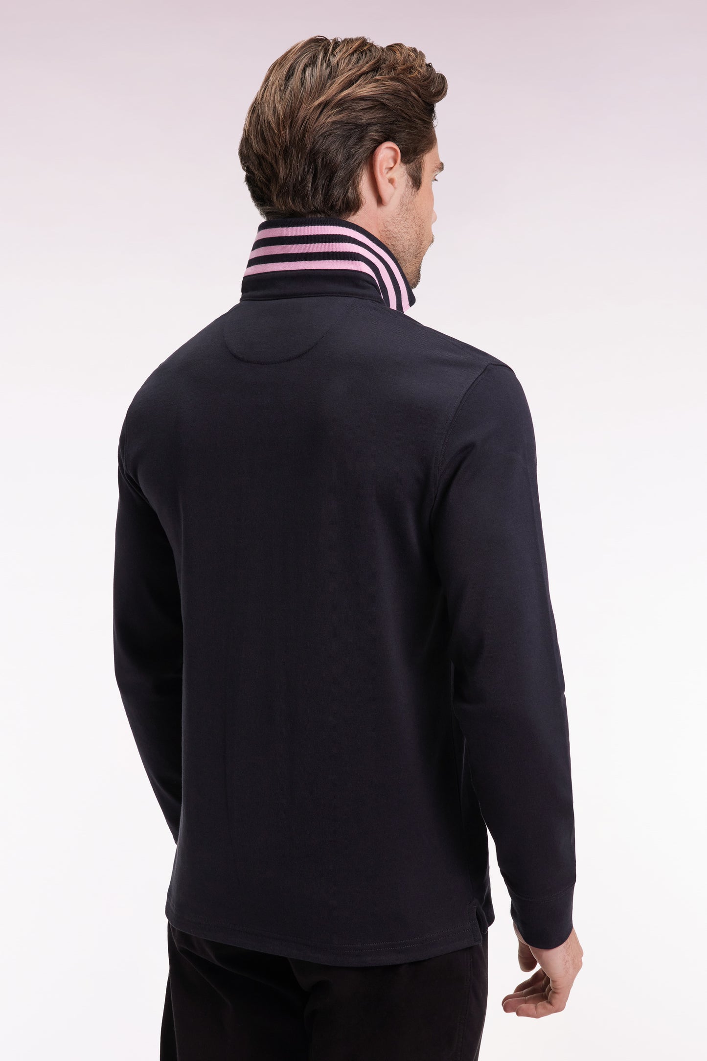 Long-sleeved jersey in black with striped collar underneath