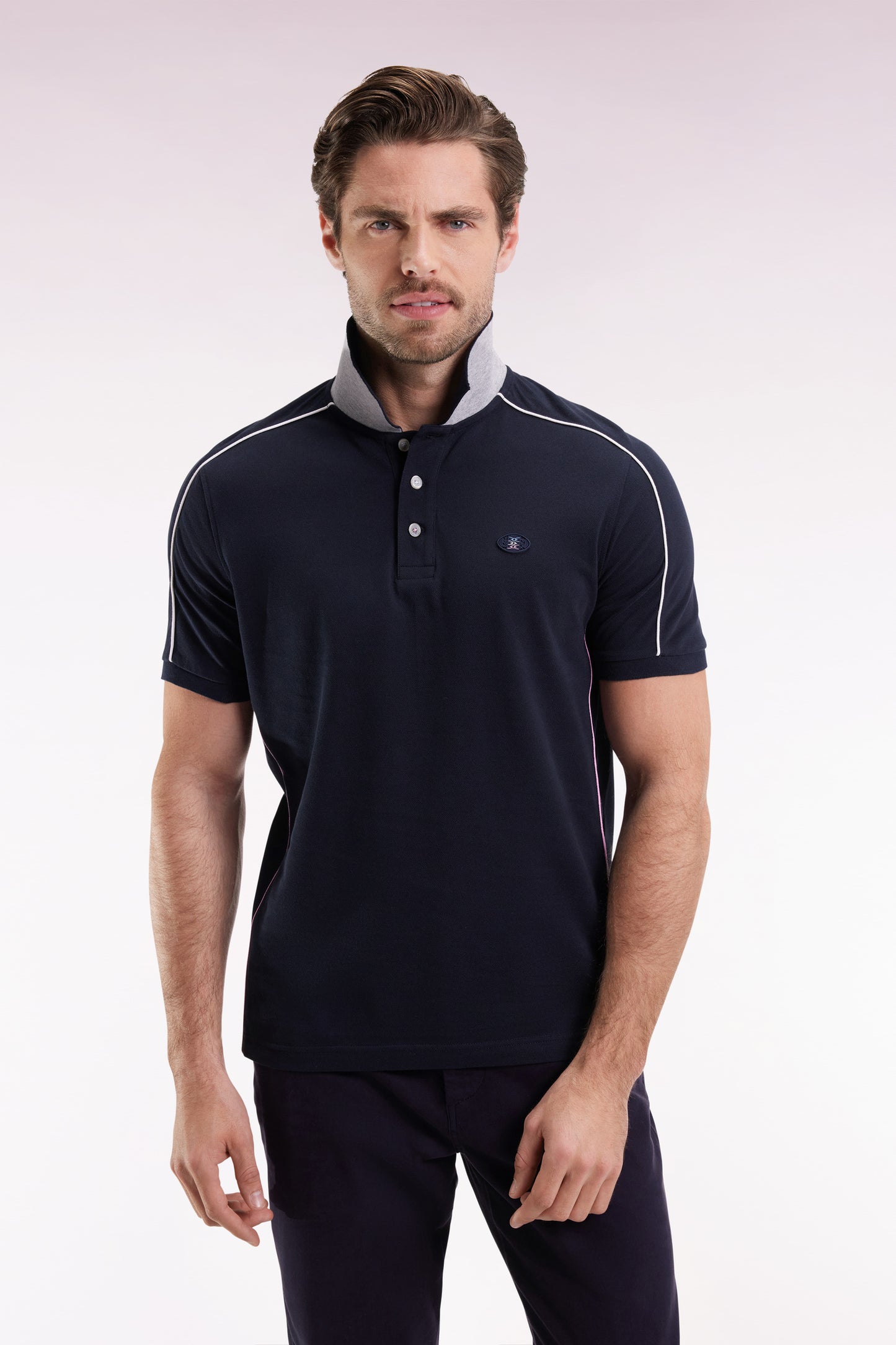 Short-sleeved polo shirt in navy cotton piqué with colored piping