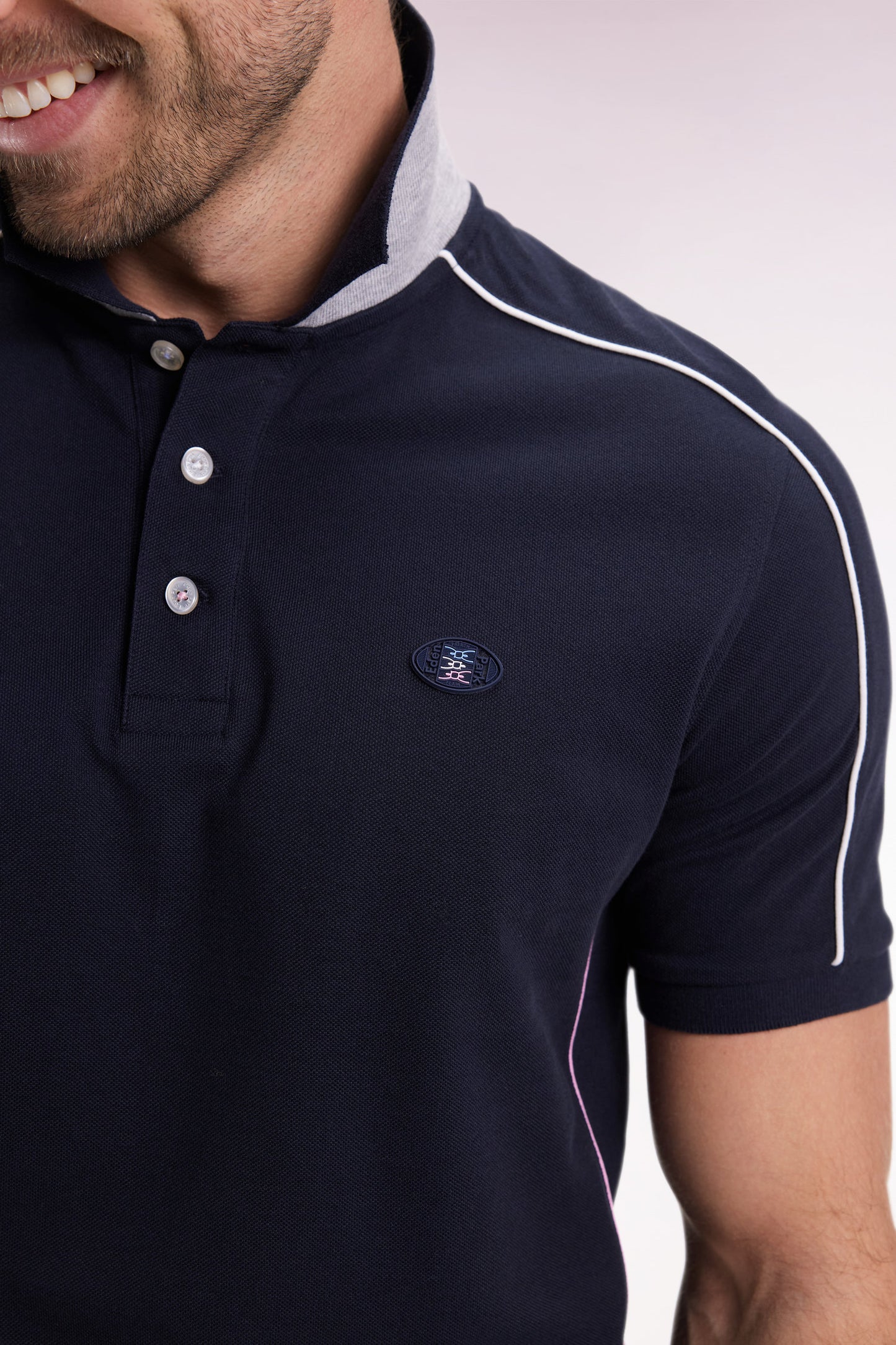 Short-sleeved polo shirt in navy cotton piqué with colored piping
