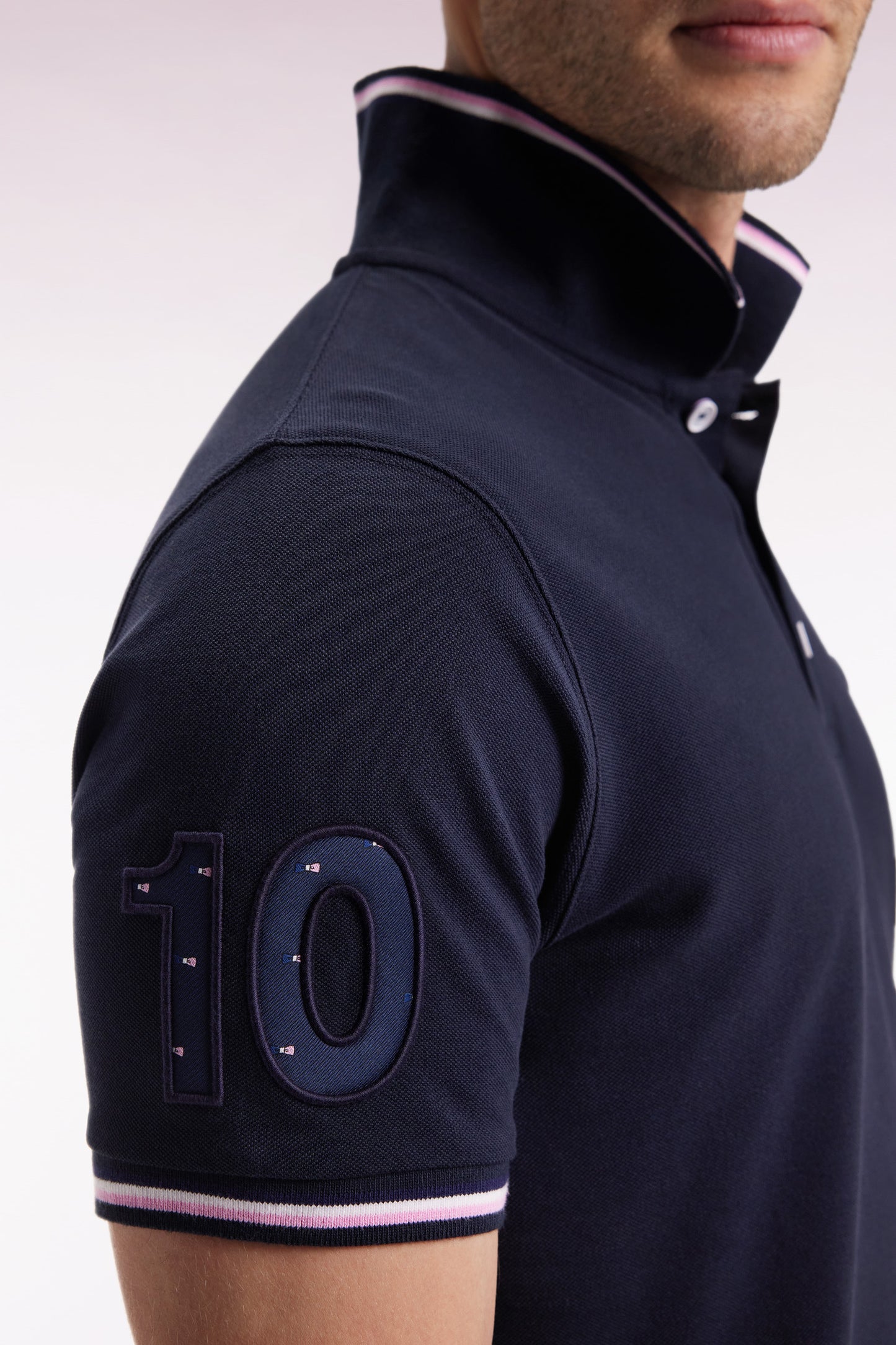 Short-sleeved navy polo shirt with tricolored trim, straight cut
