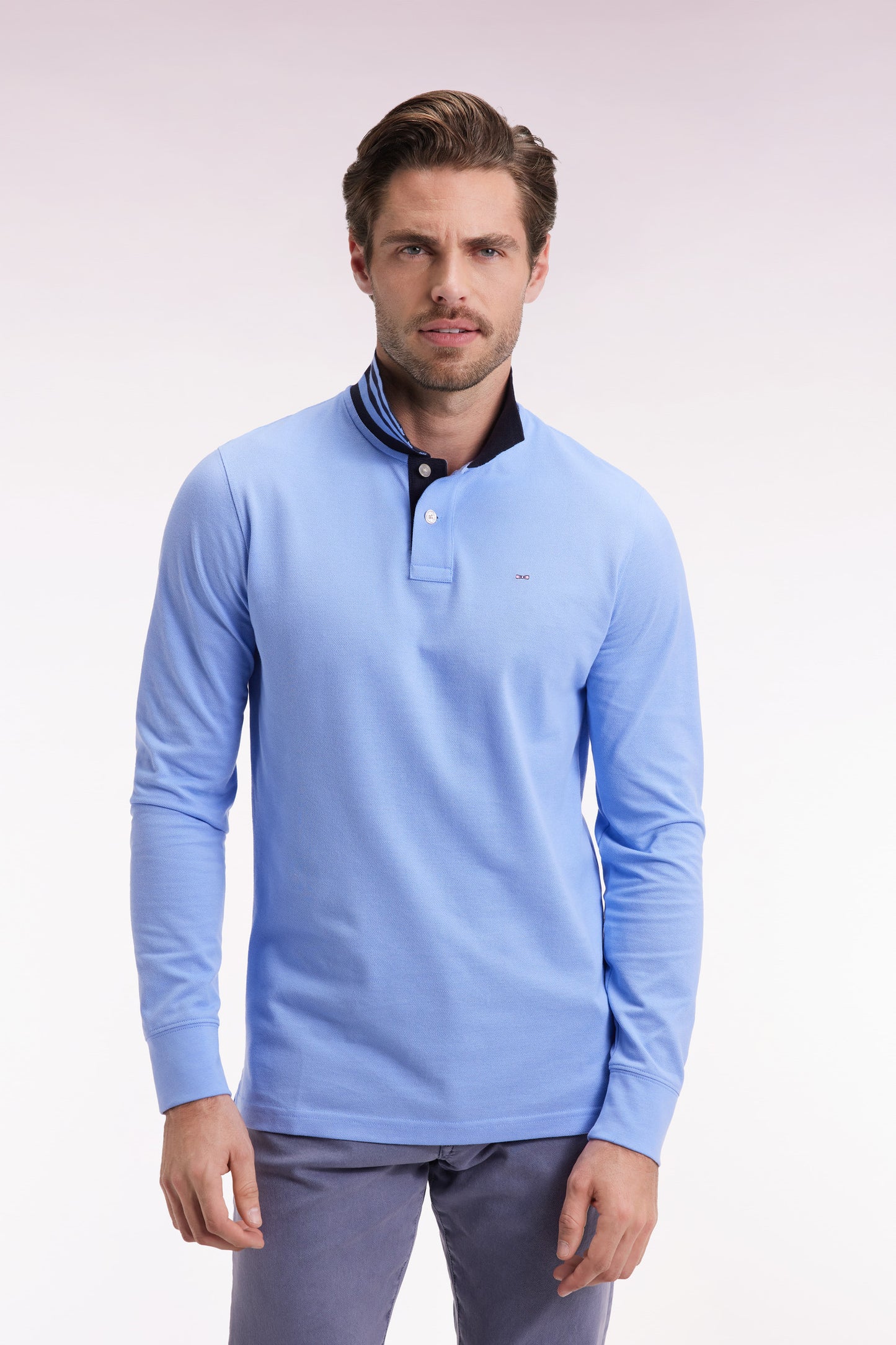 Long-sleeved polo shirt in sky cotton piqué with striped collar.