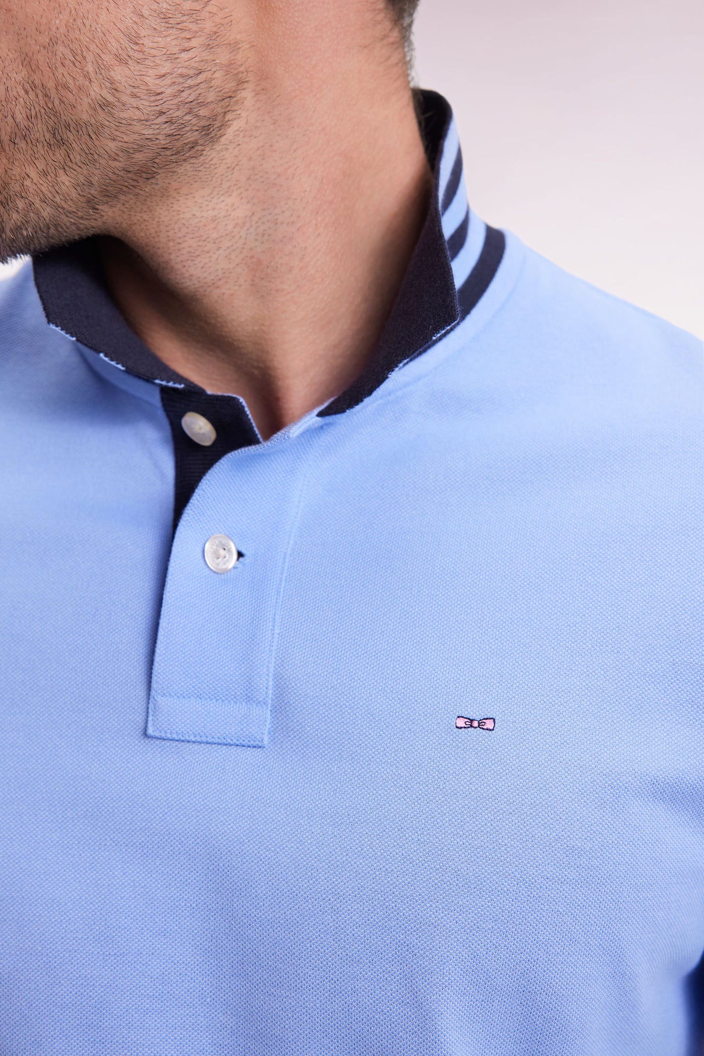 Long-sleeved polo shirt in sky cotton piqué with striped collar.