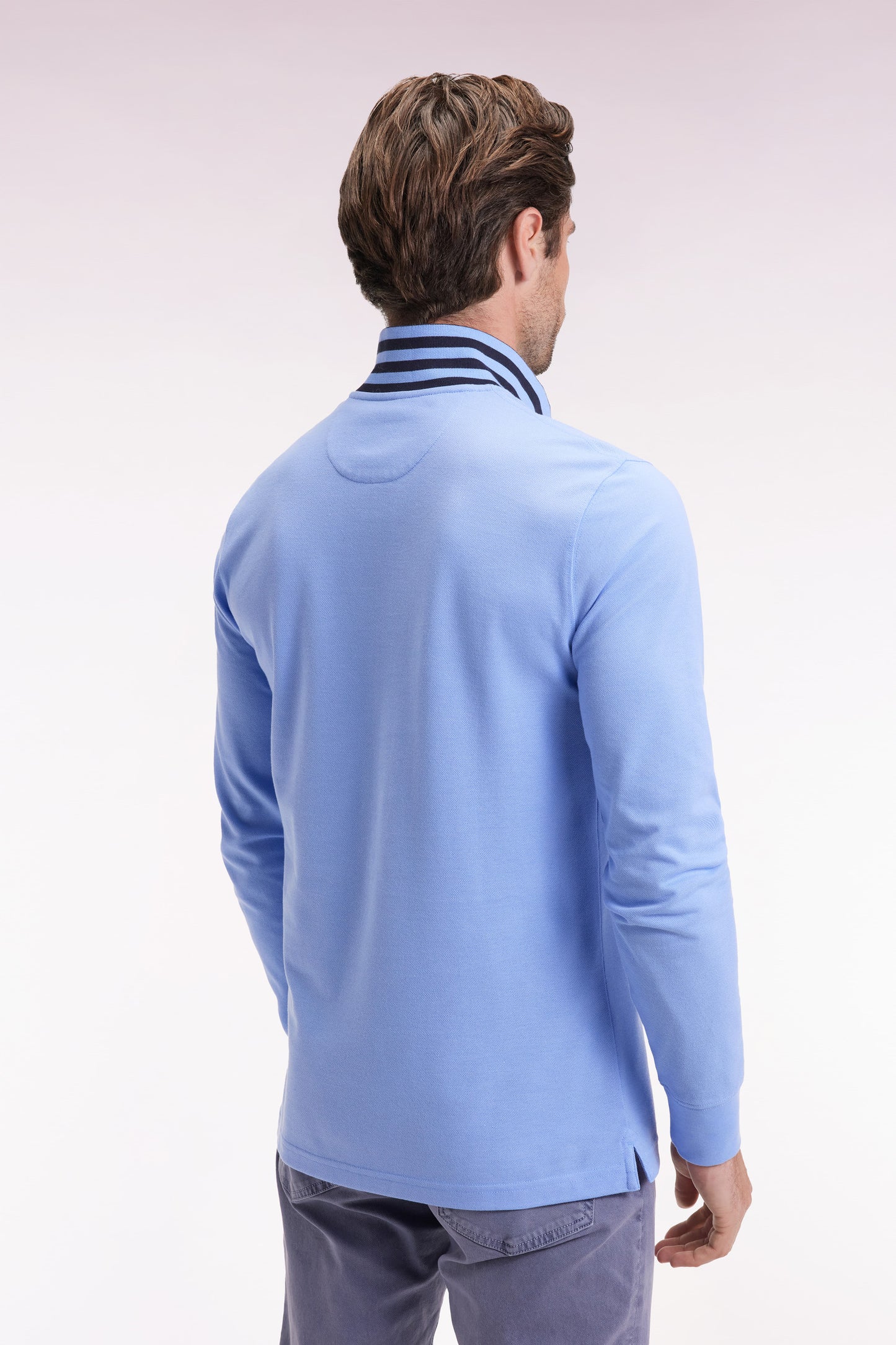 Long-sleeved polo shirt in sky cotton piqué with striped collar.