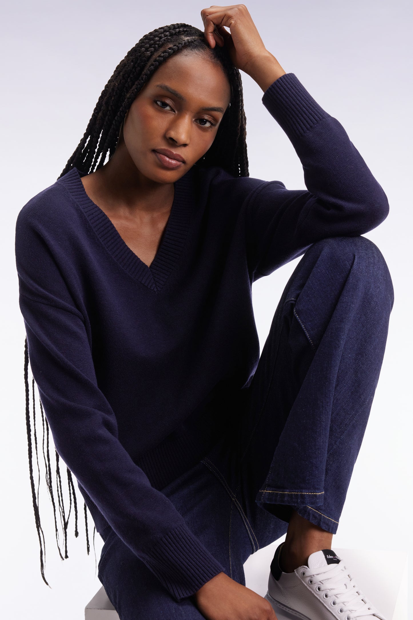Relaxed fit V-neck sweater in wool and navy cotton