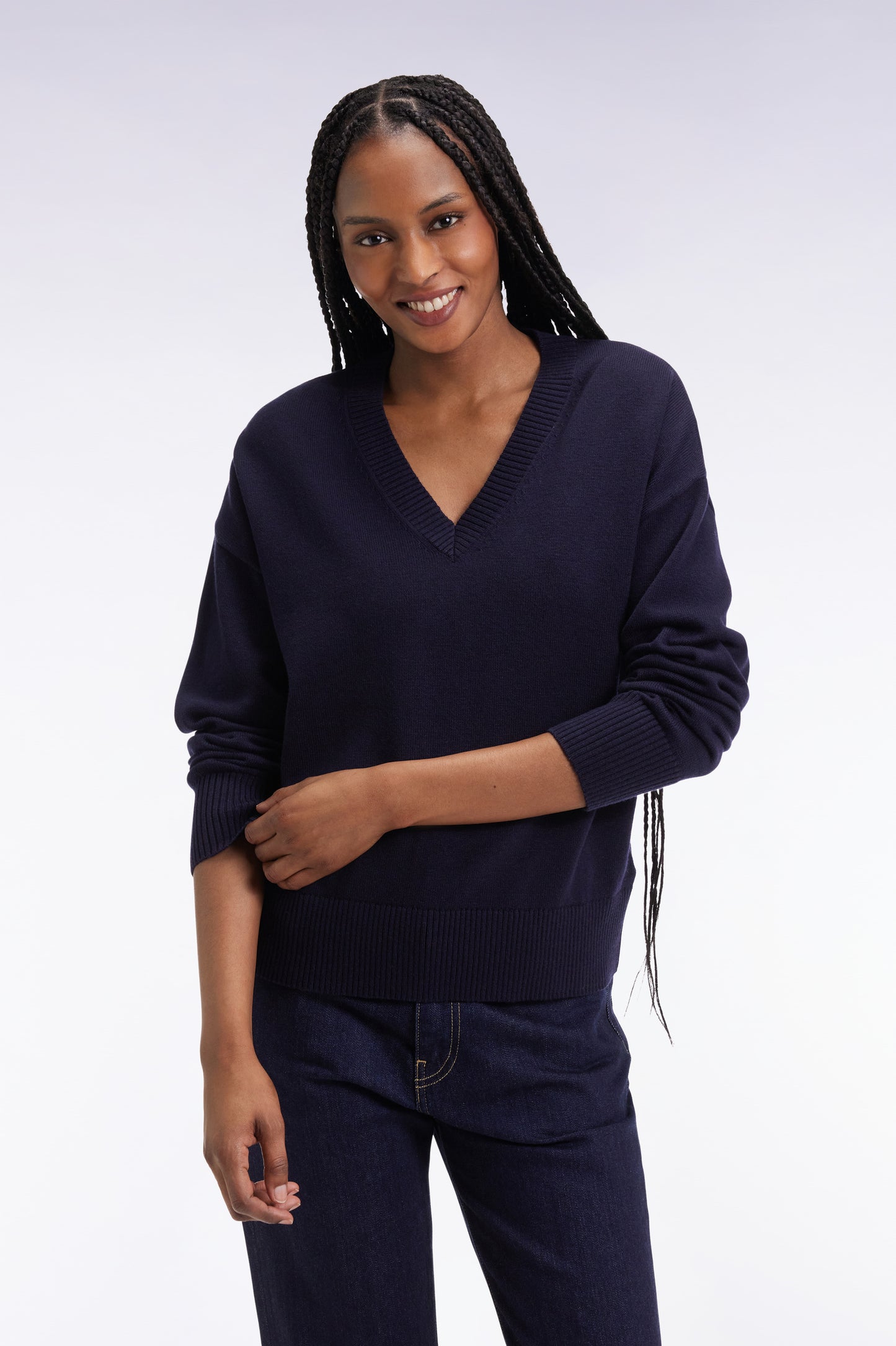 Relaxed fit V-neck sweater in wool and navy cotton