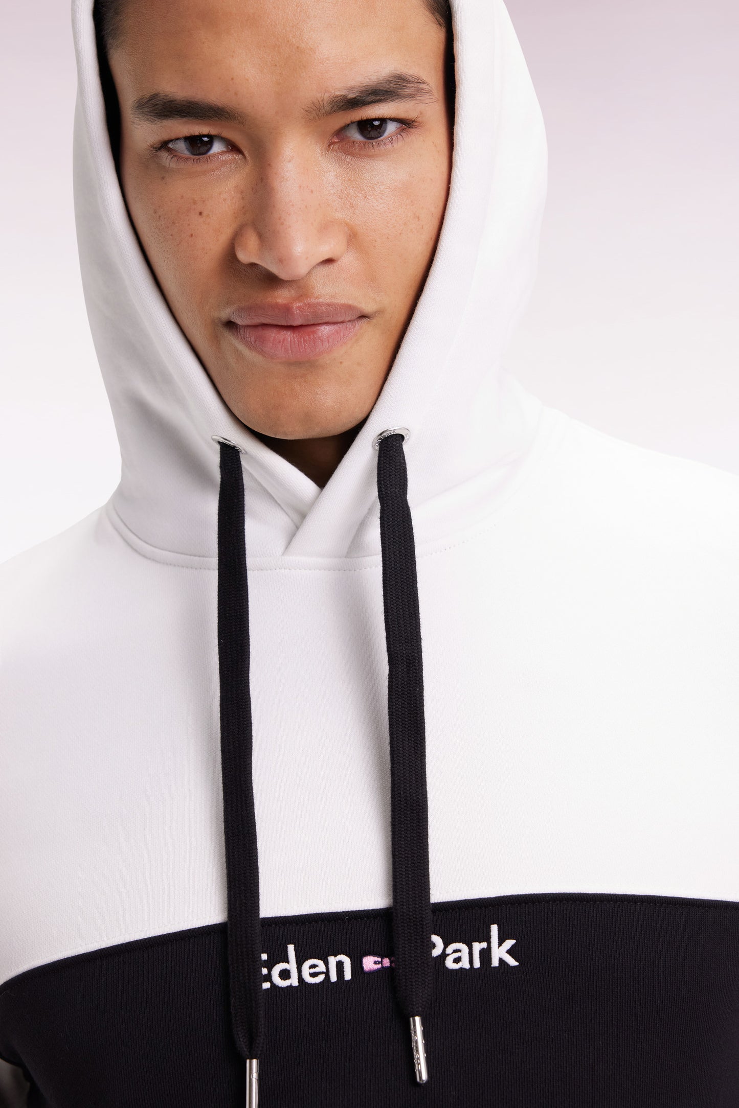 White two-tone hooded sweatshirt, straight cut