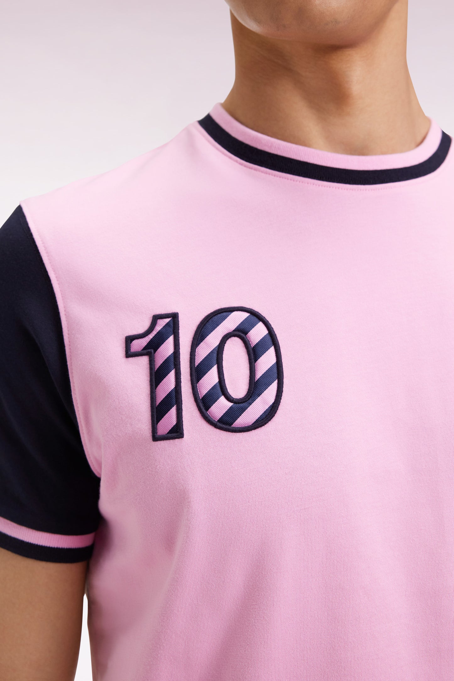 Two-tone short-sleeved navy cotton T-shirt with 10" embroidery